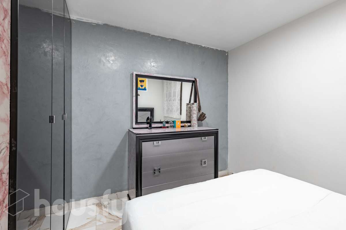 Housfy ven 🏡 ampli pis baix situat a Badia del Vallès, el qual consta de 66 m² útils (verificats amb la Direcció General de Cadastre). Construït l'any 1973. Distribució d'estances -Saló-menjador -3 Dormitoris -1 Bany -Cuina equipada Característiques específiques -Cèdula d’habitabilitat -Ascensor -Aire condicionat -Calefacció -Gres/ceràmica Zona i entorn Respecte a la ubicació, se situa a Badia del Vallès, municipi de Barcelona. Aquesta propietat es troba propera al transport públic. Avís legal El preu de venda no inclou despeses de la compravenda com notaria, registre, impostos, ni tampoc honoraris d’agència. Aquesta publicació no és vinculant. Consulta sempre la nota simple amb Housfy abans de formalitzar la compravenda. Sobre nosaltres Housfy és la plataforma integral de serveis immobiliaris. La nostra combinació d’experts i tecnologia posa a l’abast de tothom serveis còmodes, clars i segurs. AICAT número: 7922. Ens encarreguem de la gestió i assessorament de la compra. Oblida’t de tot! Fem els tràmits per tu. I, si a més necessites finançament, posem a la teva disposició un bróker hipotecari per ajudar-te a aconseguir les millors condicions pel teu perfil econòmic. Vols visitar-la? Contacta amb Housfy i agenda la teva visita sense compromís. Més informació a: housfy.com-12
