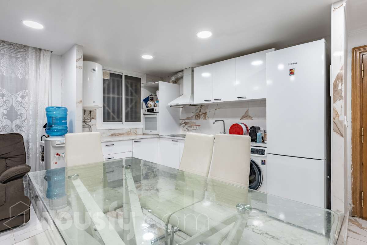 Housfy ven 🏡 ampli pis baix situat a Badia del Vallès, el qual consta de 66 m² útils (verificats amb la Direcció General de Cadastre). Construït l'any 1973. Distribució d'estances -Saló-menjador -3 Dormitoris -1 Bany -Cuina equipada Característiques específiques -Cèdula d’habitabilitat -Ascensor -Aire condicionat -Calefacció -Gres/ceràmica Zona i entorn Respecte a la ubicació, se situa a Badia del Vallès, municipi de Barcelona. Aquesta propietat es troba propera al transport públic. Avís legal El preu de venda no inclou despeses de la compravenda com notaria, registre, impostos, ni tampoc honoraris d’agència. Aquesta publicació no és vinculant. Consulta sempre la nota simple amb Housfy abans de formalitzar la compravenda. Sobre nosaltres Housfy és la plataforma integral de serveis immobiliaris. La nostra combinació d’experts i tecnologia posa a l’abast de tothom serveis còmodes, clars i segurs. AICAT número: 7922. Ens encarreguem de la gestió i assessorament de la compra. Oblida’t de tot! Fem els tràmits per tu. I, si a més necessites finançament, posem a la teva disposició un bróker hipotecari per ajudar-te a aconseguir les millors condicions pel teu perfil econòmic. Vols visitar-la? Contacta amb Housfy i agenda la teva visita sense compromís. Més informació a: housfy.com-25