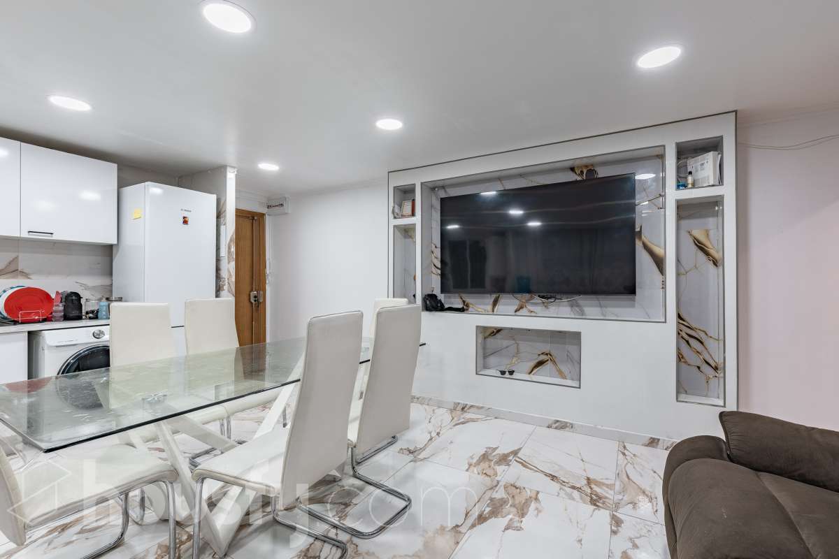Housfy ven 🏡 ampli pis baix situat a Badia del Vallès, el qual consta de 66 m² útils (verificats amb la Direcció General de Cadastre). Construït l'any 1973. Distribució d'estances -Saló-menjador -3 Dormitoris -1 Bany -Cuina equipada Característiques específiques -Cèdula d’habitabilitat -Ascensor -Aire condicionat -Calefacció -Gres/ceràmica Zona i entorn Respecte a la ubicació, se situa a Badia del Vallès, municipi de Barcelona. Aquesta propietat es troba propera al transport públic. Avís legal El preu de venda no inclou despeses de la compravenda com notaria, registre, impostos, ni tampoc honoraris d’agència. Aquesta publicació no és vinculant. Consulta sempre la nota simple amb Housfy abans de formalitzar la compravenda. Sobre nosaltres Housfy és la plataforma integral de serveis immobiliaris. La nostra combinació d’experts i tecnologia posa a l’abast de tothom serveis còmodes, clars i segurs. AICAT número: 7922. Ens encarreguem de la gestió i assessorament de la compra. Oblida’t de tot! Fem els tràmits per tu. I, si a més necessites finançament, posem a la teva disposició un bróker hipotecari per ajudar-te a aconseguir les millors condicions pel teu perfil econòmic. Vols visitar-la? Contacta amb Housfy i agenda la teva visita sense compromís. Més informació a: housfy.com-7