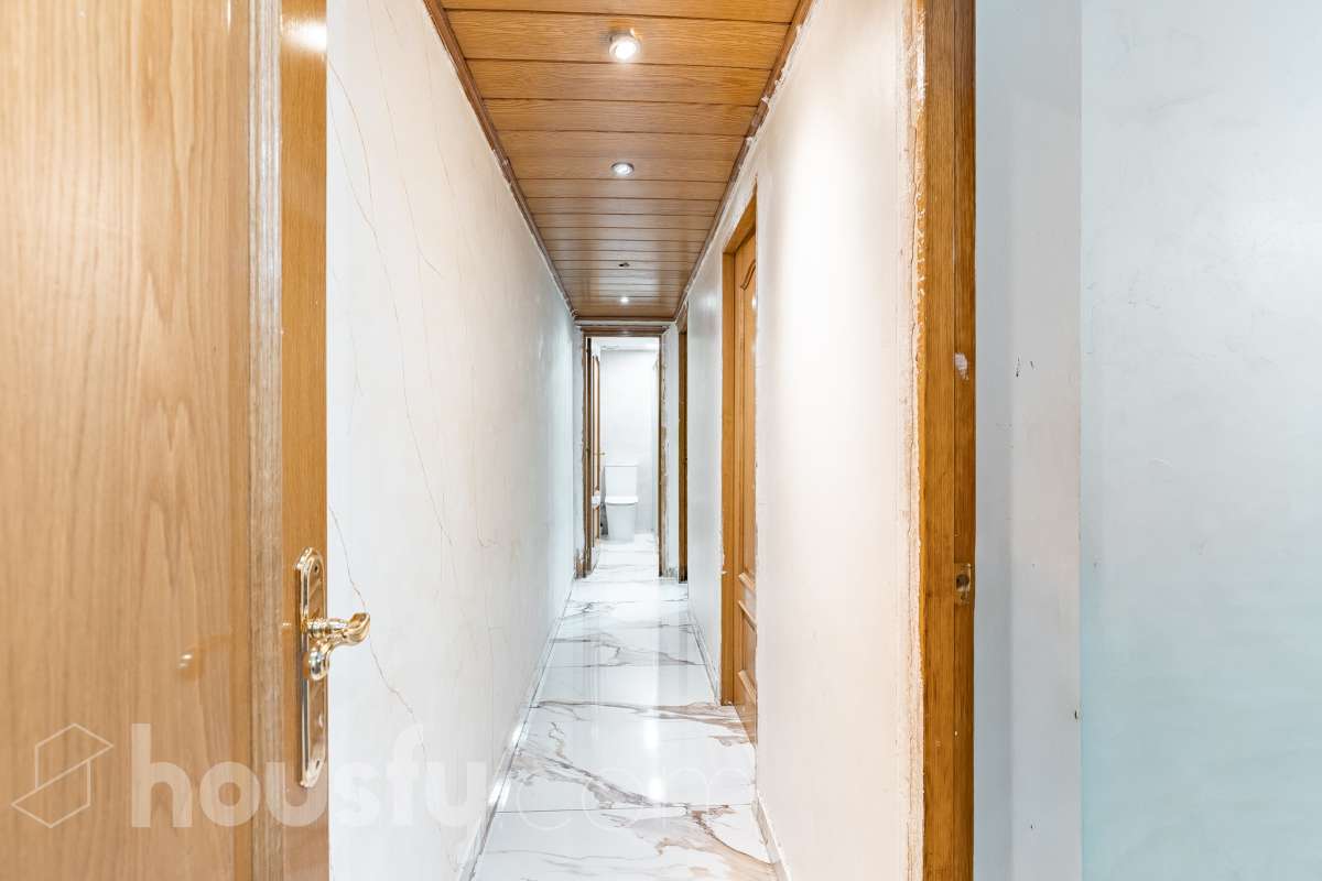 Housfy ven 🏡 ampli pis baix situat a Badia del Vallès, el qual consta de 66 m² útils (verificats amb la Direcció General de Cadastre). Construït l'any 1973. Distribució d'estances -Saló-menjador -3 Dormitoris -1 Bany -Cuina equipada Característiques específiques -Cèdula d’habitabilitat -Ascensor -Aire condicionat -Calefacció -Gres/ceràmica Zona i entorn Respecte a la ubicació, se situa a Badia del Vallès, municipi de Barcelona. Aquesta propietat es troba propera al transport públic. Avís legal El preu de venda no inclou despeses de la compravenda com notaria, registre, impostos, ni tampoc honoraris d’agència. Aquesta publicació no és vinculant. Consulta sempre la nota simple amb Housfy abans de formalitzar la compravenda. Sobre nosaltres Housfy és la plataforma integral de serveis immobiliaris. La nostra combinació d’experts i tecnologia posa a l’abast de tothom serveis còmodes, clars i segurs. AICAT número: 7922. Ens encarreguem de la gestió i assessorament de la compra. Oblida’t de tot! Fem els tràmits per tu. I, si a més necessites finançament, posem a la teva disposició un bróker hipotecari per ajudar-te a aconseguir les millors condicions pel teu perfil econòmic. Vols visitar-la? Contacta amb Housfy i agenda la teva visita sense compromís. Més informació a: housfy.com-30