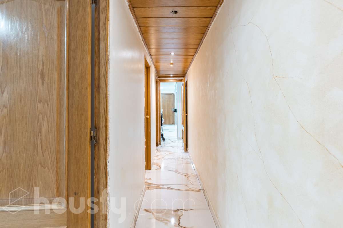 Housfy ven 🏡 ampli pis baix situat a Badia del Vallès, el qual consta de 66 m² útils (verificats amb la Direcció General de Cadastre). Construït l'any 1973. Distribució d'estances -Saló-menjador -3 Dormitoris -1 Bany -Cuina equipada Característiques específiques -Cèdula d’habitabilitat -Ascensor -Aire condicionat -Calefacció -Gres/ceràmica Zona i entorn Respecte a la ubicació, se situa a Badia del Vallès, municipi de Barcelona. Aquesta propietat es troba propera al transport públic. Avís legal El preu de venda no inclou despeses de la compravenda com notaria, registre, impostos, ni tampoc honoraris d’agència. Aquesta publicació no és vinculant. Consulta sempre la nota simple amb Housfy abans de formalitzar la compravenda. Sobre nosaltres Housfy és la plataforma integral de serveis immobiliaris. La nostra combinació d’experts i tecnologia posa a l’abast de tothom serveis còmodes, clars i segurs. AICAT número: 7922. Ens encarreguem de la gestió i assessorament de la compra. Oblida’t de tot! Fem els tràmits per tu. I, si a més necessites finançament, posem a la teva disposició un bróker hipotecari per ajudar-te a aconseguir les millors condicions pel teu perfil econòmic. Vols visitar-la? Contacta amb Housfy i agenda la teva visita sense compromís. Més informació a: housfy.com-31