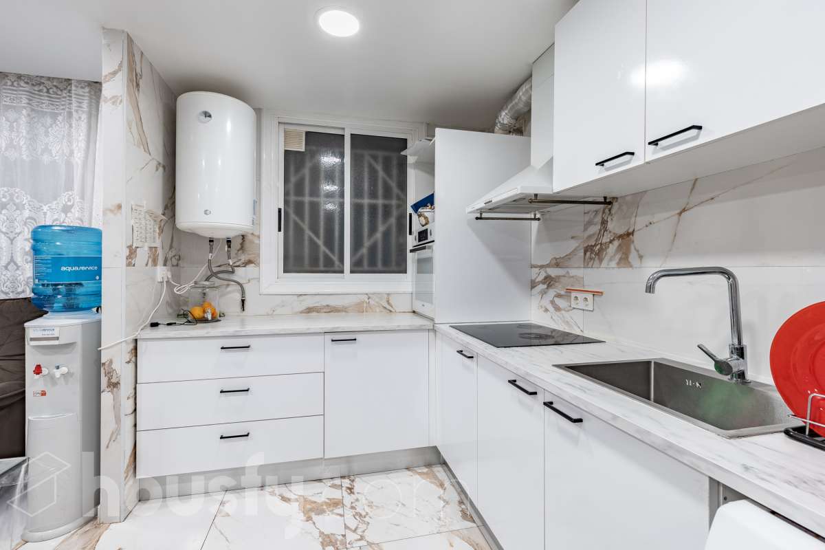 Housfy ven 🏡 ampli pis baix situat a Badia del Vallès, el qual consta de 66 m² útils (verificats amb la Direcció General de Cadastre). Construït l'any 1973. Distribució d'estances -Saló-menjador -3 Dormitoris -1 Bany -Cuina equipada Característiques específiques -Cèdula d’habitabilitat -Ascensor -Aire condicionat -Calefacció -Gres/ceràmica Zona i entorn Respecte a la ubicació, se situa a Badia del Vallès, municipi de Barcelona. Aquesta propietat es troba propera al transport públic. Avís legal El preu de venda no inclou despeses de la compravenda com notaria, registre, impostos, ni tampoc honoraris d’agència. Aquesta publicació no és vinculant. Consulta sempre la nota simple amb Housfy abans de formalitzar la compravenda. Sobre nosaltres Housfy és la plataforma integral de serveis immobiliaris. La nostra combinació d’experts i tecnologia posa a l’abast de tothom serveis còmodes, clars i segurs. AICAT número: 7922. Ens encarreguem de la gestió i assessorament de la compra. Oblida’t de tot! Fem els tràmits per tu. I, si a més necessites finançament, posem a la teva disposició un bróker hipotecari per ajudar-te a aconseguir les millors condicions pel teu perfil econòmic. Vols visitar-la? Contacta amb Housfy i agenda la teva visita sense compromís. Més informació a: housfy.com-22