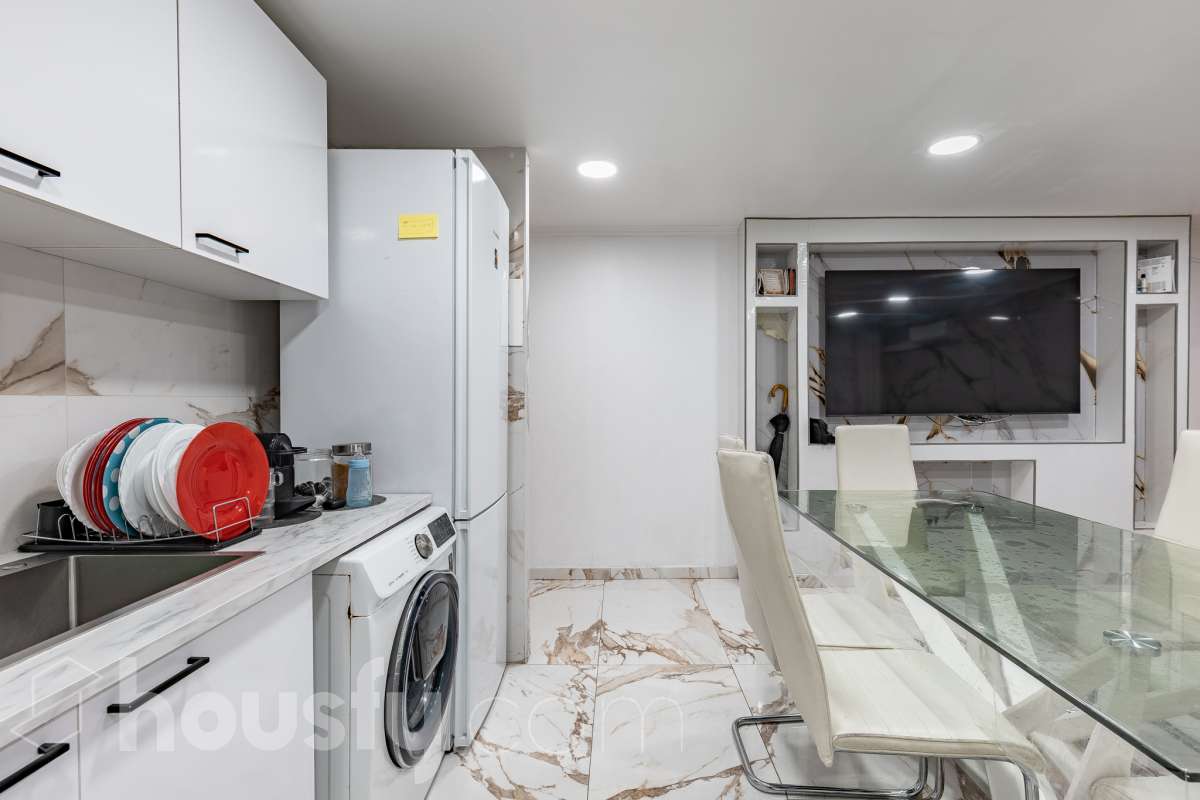 Housfy ven 🏡 ampli pis baix situat a Badia del Vallès, el qual consta de 66 m² útils (verificats amb la Direcció General de Cadastre). Construït l'any 1973. Distribució d'estances -Saló-menjador -3 Dormitoris -1 Bany -Cuina equipada Característiques específiques -Cèdula d’habitabilitat -Ascensor -Aire condicionat -Calefacció -Gres/ceràmica Zona i entorn Respecte a la ubicació, se situa a Badia del Vallès, municipi de Barcelona. Aquesta propietat es troba propera al transport públic. Avís legal El preu de venda no inclou despeses de la compravenda com notaria, registre, impostos, ni tampoc honoraris d’agència. Aquesta publicació no és vinculant. Consulta sempre la nota simple amb Housfy abans de formalitzar la compravenda. Sobre nosaltres Housfy és la plataforma integral de serveis immobiliaris. La nostra combinació d’experts i tecnologia posa a l’abast de tothom serveis còmodes, clars i segurs. AICAT número: 7922. Ens encarreguem de la gestió i assessorament de la compra. Oblida’t de tot! Fem els tràmits per tu. I, si a més necessites finançament, posem a la teva disposició un bróker hipotecari per ajudar-te a aconseguir les millors condicions pel teu perfil econòmic. Vols visitar-la? Contacta amb Housfy i agenda la teva visita sense compromís. Més informació a: housfy.com-26