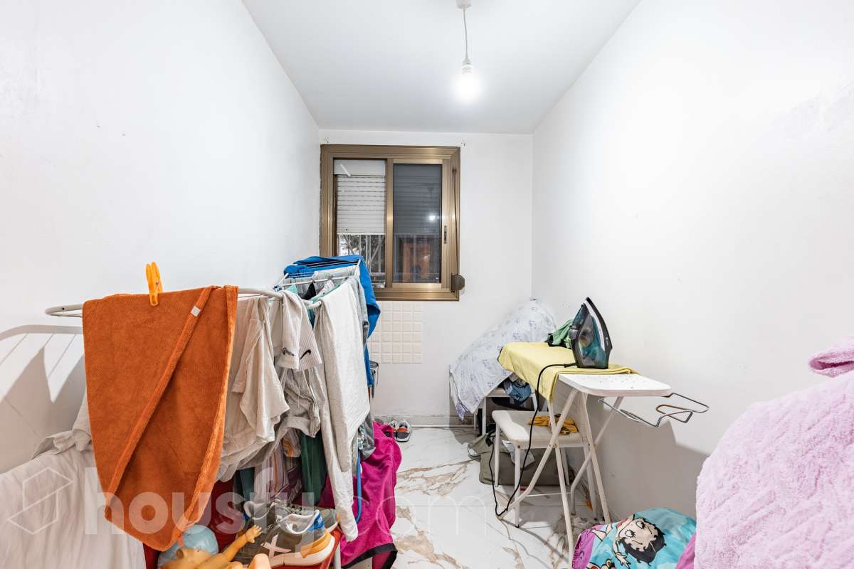 Housfy ven 🏡 ampli pis baix situat a Badia del Vallès, el qual consta de 66 m² útils (verificats amb la Direcció General de Cadastre). Construït l'any 1973. Distribució d'estances -Saló-menjador -3 Dormitoris -1 Bany -Cuina equipada Característiques específiques -Cèdula d’habitabilitat -Ascensor -Aire condicionat -Calefacció -Gres/ceràmica Zona i entorn Respecte a la ubicació, se situa a Badia del Vallès, municipi de Barcelona. Aquesta propietat es troba propera al transport públic. Avís legal El preu de venda no inclou despeses de la compravenda com notaria, registre, impostos, ni tampoc honoraris d’agència. Aquesta publicació no és vinculant. Consulta sempre la nota simple amb Housfy abans de formalitzar la compravenda. Sobre nosaltres Housfy és la plataforma integral de serveis immobiliaris. La nostra combinació d’experts i tecnologia posa a l’abast de tothom serveis còmodes, clars i segurs. AICAT número: 7922. Ens encarreguem de la gestió i assessorament de la compra. Oblida’t de tot! Fem els tràmits per tu. I, si a més necessites finançament, posem a la teva disposició un bróker hipotecari per ajudar-te a aconseguir les millors condicions pel teu perfil econòmic. Vols visitar-la? Contacta amb Housfy i agenda la teva visita sense compromís. Més informació a: housfy.com-18