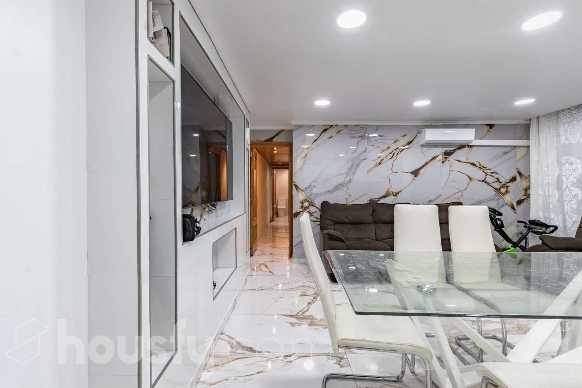 Housfy ven 🏡 ampli pis baix situat a Badia del Vallès, el qual consta de 66 m² útils (verificats amb la Direcció General de Cadastre). Construït l'any 1973. Distribució d'estances -Saló-menjador -3 Dormitoris -1 Bany -Cuina equipada Característiques específiques -Cèdula d’habitabilitat -Ascensor -Aire condicionat -Calefacció -Gres/ceràmica Zona i entorn Respecte a la ubicació, se situa a Badia del Vallès, municipi de Barcelona. Aquesta propietat es troba propera al transport públic. Avís legal El preu de venda no inclou despeses de la compravenda com notaria, registre, impostos, ni tampoc honoraris d’agència. Aquesta publicació no és vinculant. Consulta sempre la nota simple amb Housfy abans de formalitzar la compravenda. Sobre nosaltres Housfy és la plataforma integral de serveis immobiliaris. La nostra combinació d’experts i tecnologia posa a l’abast de tothom serveis còmodes, clars i segurs. AICAT número: 7922. Ens encarreguem de la gestió i assessorament de la compra. Oblida’t de tot! Fem els tràmits per tu. I, si a més necessites finançament, posem a la teva disposició un bróker hipotecari per ajudar-te a aconseguir les millors condicions pel teu perfil econòmic. Vols visitar-la? Contacta amb Housfy i agenda la teva visita sense compromís. Més informació a: housfy.com-8