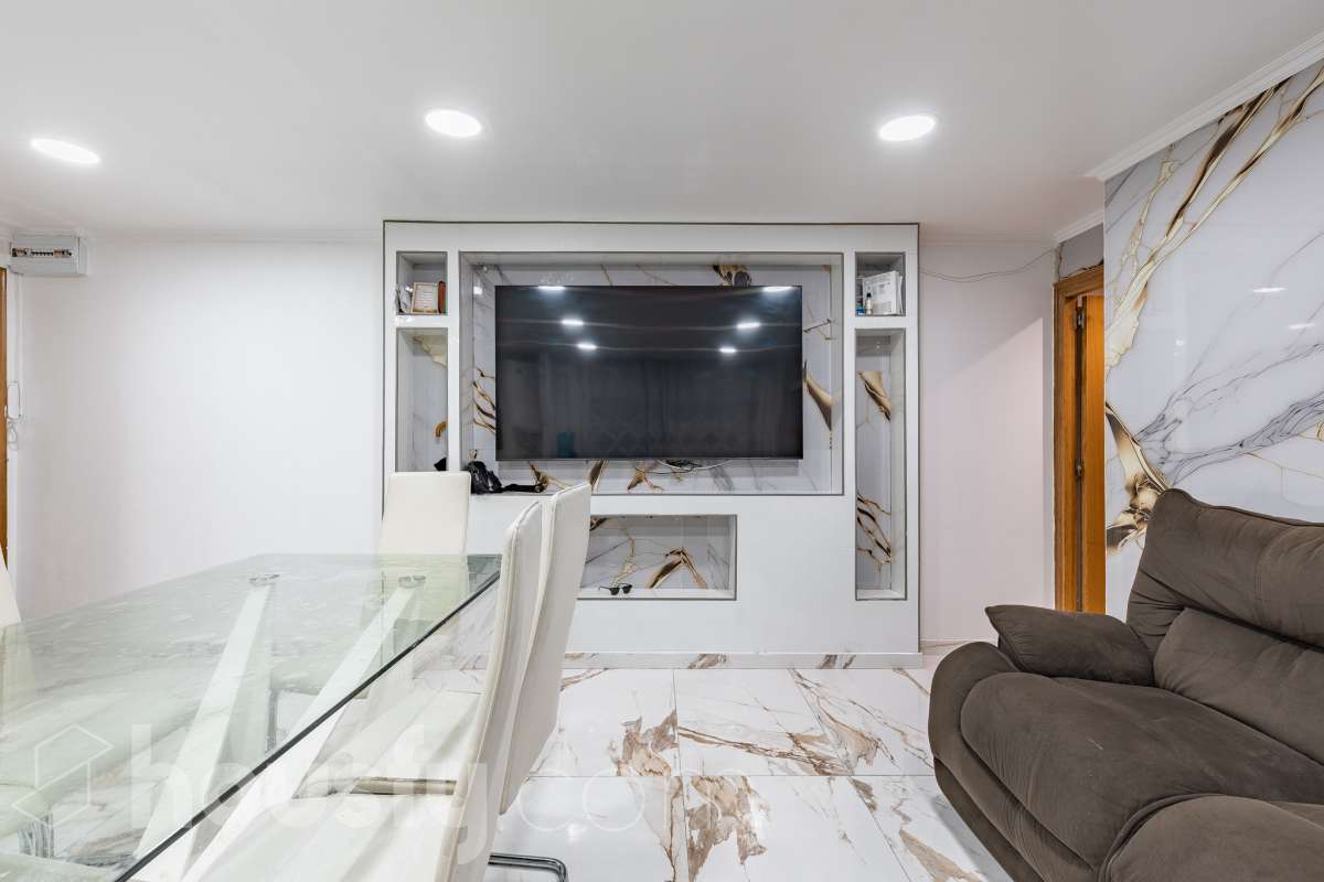 Housfy ven 🏡 ampli pis baix situat a Badia del Vallès, el qual consta de 66 m² útils (verificats amb la Direcció General de Cadastre). Construït l'any 1973. Distribució d'estances -Saló-menjador -3 Dormitoris -1 Bany -Cuina equipada Característiques específiques -Cèdula d’habitabilitat -Ascensor -Aire condicionat -Calefacció -Gres/ceràmica Zona i entorn Respecte a la ubicació, se situa a Badia del Vallès, municipi de Barcelona. Aquesta propietat es troba propera al transport públic. Avís legal El preu de venda no inclou despeses de la compravenda com notaria, registre, impostos, ni tampoc honoraris d’agència. Aquesta publicació no és vinculant. Consulta sempre la nota simple amb Housfy abans de formalitzar la compravenda. Sobre nosaltres Housfy és la plataforma integral de serveis immobiliaris. La nostra combinació d’experts i tecnologia posa a l’abast de tothom serveis còmodes, clars i segurs. AICAT número: 7922. Ens encarreguem de la gestió i assessorament de la compra. Oblida’t de tot! Fem els tràmits per tu. I, si a més necessites finançament, posem a la teva disposició un bróker hipotecari per ajudar-te a aconseguir les millors condicions pel teu perfil econòmic. Vols visitar-la? Contacta amb Housfy i agenda la teva visita sense compromís. Més informació a: housfy.com-6