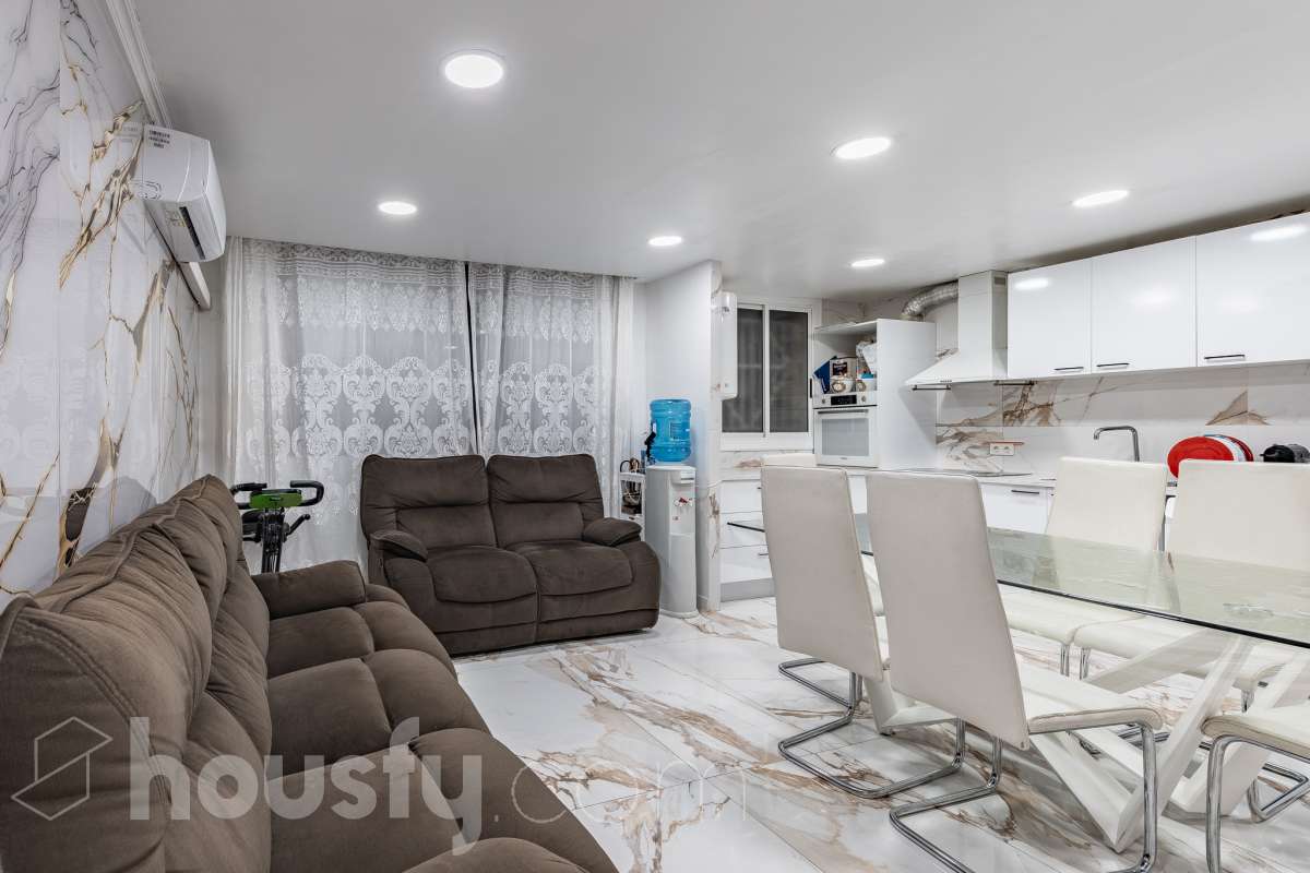 Housfy ven 🏡 ampli pis baix situat a Badia del Vallès, el qual consta de 66 m² útils (verificats amb la Direcció General de Cadastre). Construït l'any 1973. Distribució d'estances -Saló-menjador -3 Dormitoris -1 Bany -Cuina equipada Característiques específiques -Cèdula d’habitabilitat -Ascensor -Aire condicionat -Calefacció -Gres/ceràmica Zona i entorn Respecte a la ubicació, se situa a Badia del Vallès, municipi de Barcelona. Aquesta propietat es troba propera al transport públic. Avís legal El preu de venda no inclou despeses de la compravenda com notaria, registre, impostos, ni tampoc honoraris d’agència. Aquesta publicació no és vinculant. Consulta sempre la nota simple amb Housfy abans de formalitzar la compravenda. Sobre nosaltres Housfy és la plataforma integral de serveis immobiliaris. La nostra combinació d’experts i tecnologia posa a l’abast de tothom serveis còmodes, clars i segurs. AICAT número: 7922. Ens encarreguem de la gestió i assessorament de la compra. Oblida’t de tot! Fem els tràmits per tu. I, si a més necessites finançament, posem a la teva disposició un bróker hipotecari per ajudar-te a aconseguir les millors condicions pel teu perfil econòmic. Vols visitar-la? Contacta amb Housfy i agenda la teva visita sense compromís. Més informació a: housfy.com-3