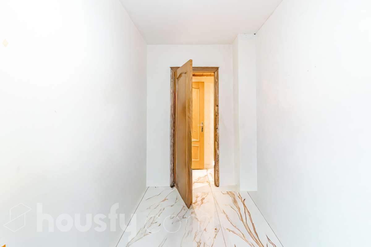 Housfy ven 🏡 ampli pis baix situat a Badia del Vallès, el qual consta de 66 m² útils (verificats amb la Direcció General de Cadastre). Construït l'any 1973. Distribució d'estances -Saló-menjador -3 Dormitoris -1 Bany -Cuina equipada Característiques específiques -Cèdula d’habitabilitat -Ascensor -Aire condicionat -Calefacció -Gres/ceràmica Zona i entorn Respecte a la ubicació, se situa a Badia del Vallès, municipi de Barcelona. Aquesta propietat es troba propera al transport públic. Avís legal El preu de venda no inclou despeses de la compravenda com notaria, registre, impostos, ni tampoc honoraris d’agència. Aquesta publicació no és vinculant. Consulta sempre la nota simple amb Housfy abans de formalitzar la compravenda. Sobre nosaltres Housfy és la plataforma integral de serveis immobiliaris. La nostra combinació d’experts i tecnologia posa a l’abast de tothom serveis còmodes, clars i segurs. AICAT número: 7922. Ens encarreguem de la gestió i assessorament de la compra. Oblida’t de tot! Fem els tràmits per tu. I, si a més necessites finançament, posem a la teva disposició un bróker hipotecari per ajudar-te a aconseguir les millors condicions pel teu perfil econòmic. Vols visitar-la? Contacta amb Housfy i agenda la teva visita sense compromís. Més informació a: housfy.com-19