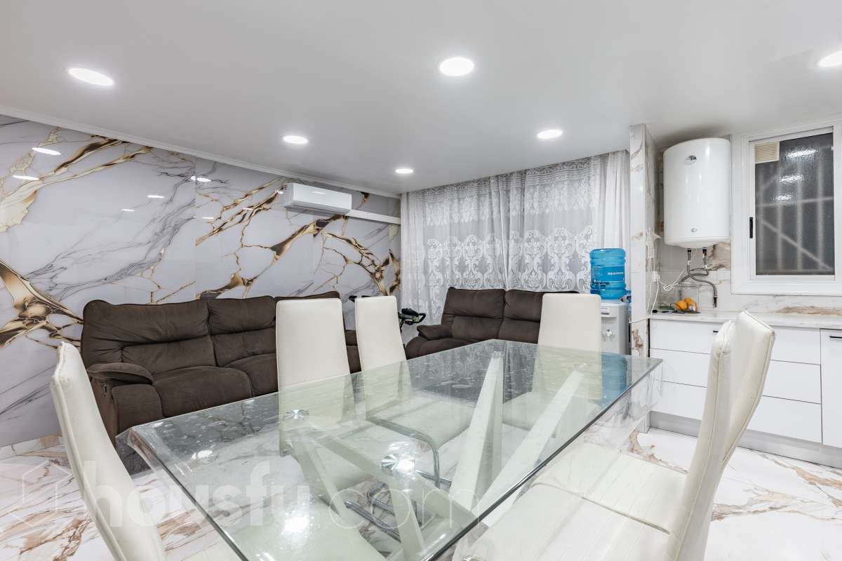 Housfy ven 🏡 ampli pis baix situat a Badia del Vallès, el qual consta de 66 m² útils (verificats amb la Direcció General de Cadastre). Construït l'any 1973. Distribució d'estances -Saló-menjador -3 Dormitoris -1 Bany -Cuina equipada Característiques específiques -Cèdula d’habitabilitat -Ascensor -Aire condicionat -Calefacció -Gres/ceràmica Zona i entorn Respecte a la ubicació, se situa a Badia del Vallès, municipi de Barcelona. Aquesta propietat es troba propera al transport públic. Avís legal El preu de venda no inclou despeses de la compravenda com notaria, registre, impostos, ni tampoc honoraris d’agència. Aquesta publicació no és vinculant. Consulta sempre la nota simple amb Housfy abans de formalitzar la compravenda. Sobre nosaltres Housfy és la plataforma integral de serveis immobiliaris. La nostra combinació d’experts i tecnologia posa a l’abast de tothom serveis còmodes, clars i segurs. AICAT número: 7922. Ens encarreguem de la gestió i assessorament de la compra. Oblida’t de tot! Fem els tràmits per tu. I, si a més necessites finançament, posem a la teva disposició un bróker hipotecari per ajudar-te a aconseguir les millors condicions pel teu perfil econòmic. Vols visitar-la? Contacta amb Housfy i agenda la teva visita sense compromís. Més informació a: housfy.com-4