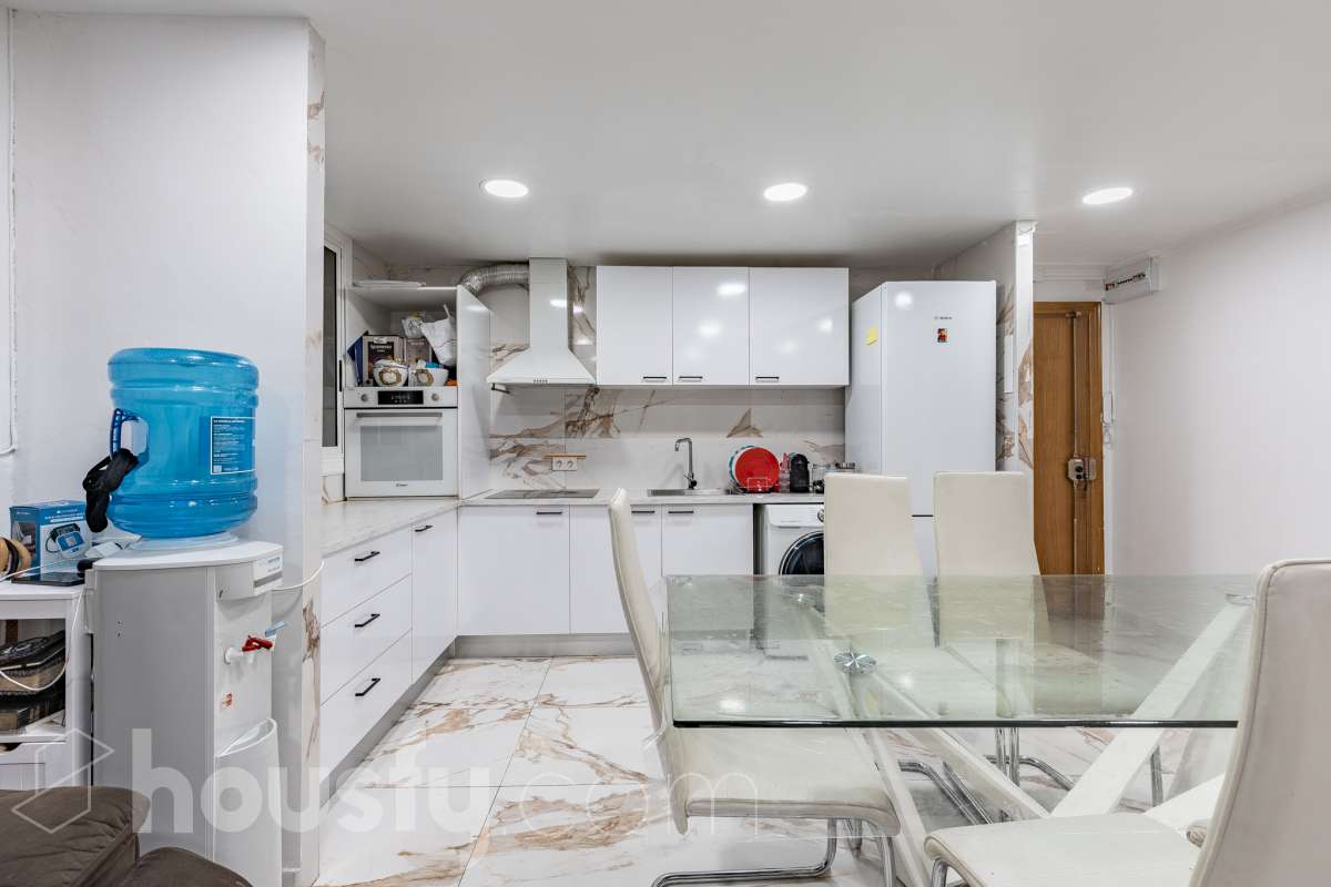 Housfy ven 🏡 ampli pis baix situat a Badia del Vallès, el qual consta de 66 m² útils (verificats amb la Direcció General de Cadastre). Construït l'any 1973. Distribució d'estances -Saló-menjador -3 Dormitoris -1 Bany -Cuina equipada Característiques específiques -Cèdula d’habitabilitat -Ascensor -Aire condicionat -Calefacció -Gres/ceràmica Zona i entorn Respecte a la ubicació, se situa a Badia del Vallès, municipi de Barcelona. Aquesta propietat es troba propera al transport públic. Avís legal El preu de venda no inclou despeses de la compravenda com notaria, registre, impostos, ni tampoc honoraris d’agència. Aquesta publicació no és vinculant. Consulta sempre la nota simple amb Housfy abans de formalitzar la compravenda. Sobre nosaltres Housfy és la plataforma integral de serveis immobiliaris. La nostra combinació d’experts i tecnologia posa a l’abast de tothom serveis còmodes, clars i segurs. AICAT número: 7922. Ens encarreguem de la gestió i assessorament de la compra. Oblida’t de tot! Fem els tràmits per tu. I, si a més necessites finançament, posem a la teva disposició un bróker hipotecari per ajudar-te a aconseguir les millors condicions pel teu perfil econòmic. Vols visitar-la? Contacta amb Housfy i agenda la teva visita sense compromís. Més informació a: housfy.com-9