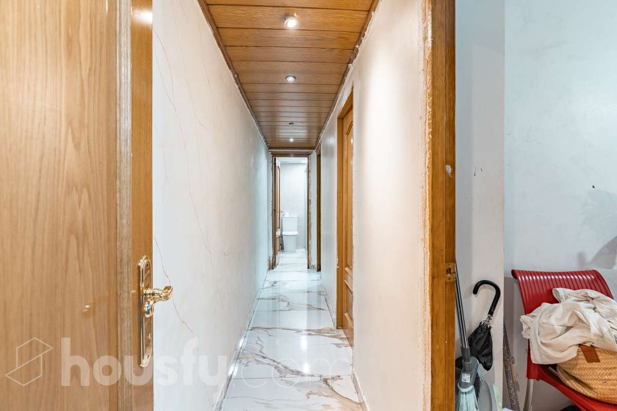 Housfy ven 🏡 ampli pis baix situat a Badia del Vallès, el qual consta de 66 m² útils (verificats amb la Direcció General de Cadastre). Construït l'any 1973. Distribució d'estances -Saló-menjador -3 Dormitoris -1 Bany -Cuina equipada Característiques específiques -Cèdula d’habitabilitat -Ascensor -Aire condicionat -Calefacció -Gres/ceràmica Zona i entorn Respecte a la ubicació, se situa a Badia del Vallès, municipi de Barcelona. Aquesta propietat es troba propera al transport públic. Avís legal El preu de venda no inclou despeses de la compravenda com notaria, registre, impostos, ni tampoc honoraris d’agència. Aquesta publicació no és vinculant. Consulta sempre la nota simple amb Housfy abans de formalitzar la compravenda. Sobre nosaltres Housfy és la plataforma integral de serveis immobiliaris. La nostra combinació d’experts i tecnologia posa a l’abast de tothom serveis còmodes, clars i segurs. AICAT número: 7922. Ens encarreguem de la gestió i assessorament de la compra. Oblida’t de tot! Fem els tràmits per tu. I, si a més necessites finançament, posem a la teva disposició un bróker hipotecari per ajudar-te a aconseguir les millors condicions pel teu perfil econòmic. Vols visitar-la? Contacta amb Housfy i agenda la teva visita sense compromís. Més informació a: housfy.com-29
