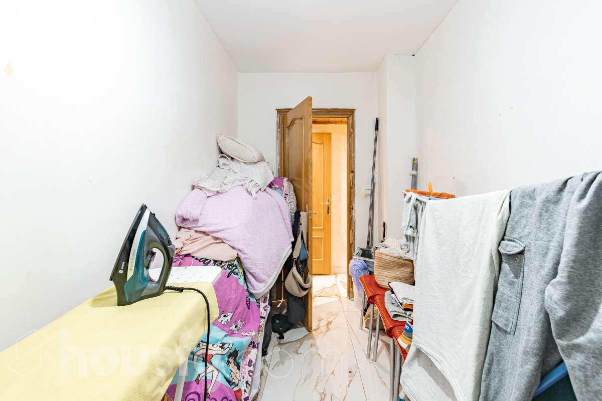 Housfy ven 🏡 ampli pis baix situat a Badia del Vallès, el qual consta de 66 m² útils (verificats amb la Direcció General de Cadastre). Construït l'any 1973. Distribució d'estances -Saló-menjador -3 Dormitoris -1 Bany -Cuina equipada Característiques específiques -Cèdula d’habitabilitat -Ascensor -Aire condicionat -Calefacció -Gres/ceràmica Zona i entorn Respecte a la ubicació, se situa a Badia del Vallès, municipi de Barcelona. Aquesta propietat es troba propera al transport públic. Avís legal El preu de venda no inclou despeses de la compravenda com notaria, registre, impostos, ni tampoc honoraris d’agència. Aquesta publicació no és vinculant. Consulta sempre la nota simple amb Housfy abans de formalitzar la compravenda. Sobre nosaltres Housfy és la plataforma integral de serveis immobiliaris. La nostra combinació d’experts i tecnologia posa a l’abast de tothom serveis còmodes, clars i segurs. AICAT número: 7922. Ens encarreguem de la gestió i assessorament de la compra. Oblida’t de tot! Fem els tràmits per tu. I, si a més necessites finançament, posem a la teva disposició un bróker hipotecari per ajudar-te a aconseguir les millors condicions pel teu perfil econòmic. Vols visitar-la? Contacta amb Housfy i agenda la teva visita sense compromís. Més informació a: housfy.com-17