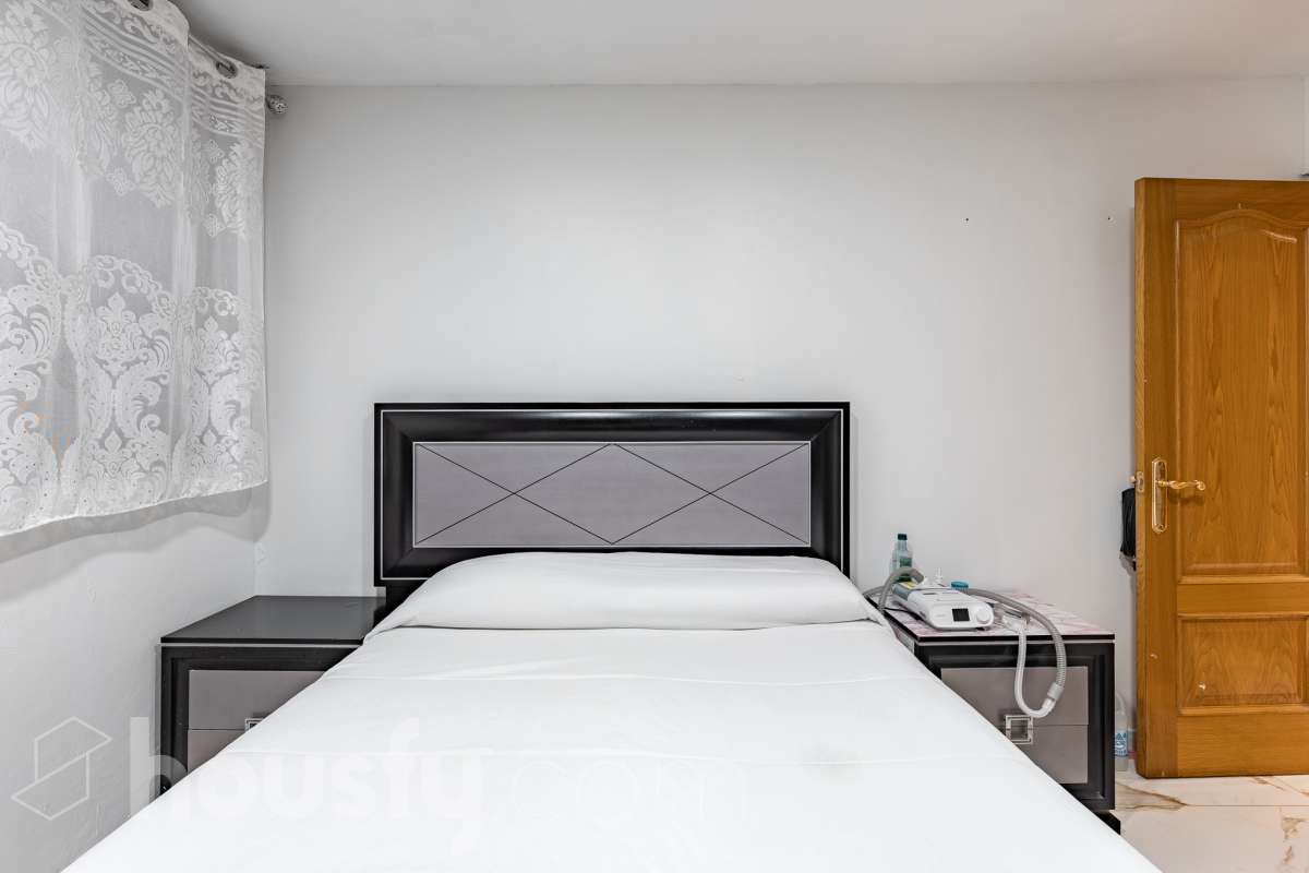 Housfy ven 🏡 ampli pis baix situat a Badia del Vallès, el qual consta de 66 m² útils (verificats amb la Direcció General de Cadastre). Construït l'any 1973. Distribució d'estances -Saló-menjador -3 Dormitoris -1 Bany -Cuina equipada Característiques específiques -Cèdula d’habitabilitat -Ascensor -Aire condicionat -Calefacció -Gres/ceràmica Zona i entorn Respecte a la ubicació, se situa a Badia del Vallès, municipi de Barcelona. Aquesta propietat es troba propera al transport públic. Avís legal El preu de venda no inclou despeses de la compravenda com notaria, registre, impostos, ni tampoc honoraris d’agència. Aquesta publicació no és vinculant. Consulta sempre la nota simple amb Housfy abans de formalitzar la compravenda. Sobre nosaltres Housfy és la plataforma integral de serveis immobiliaris. La nostra combinació d’experts i tecnologia posa a l’abast de tothom serveis còmodes, clars i segurs. AICAT número: 7922. Ens encarreguem de la gestió i assessorament de la compra. Oblida’t de tot! Fem els tràmits per tu. I, si a més necessites finançament, posem a la teva disposició un bróker hipotecari per ajudar-te a aconseguir les millors condicions pel teu perfil econòmic. Vols visitar-la? Contacta amb Housfy i agenda la teva visita sense compromís. Més informació a: housfy.com-11