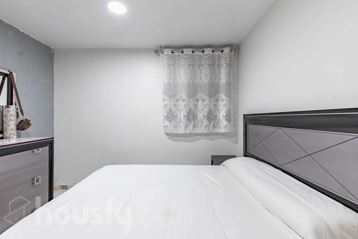Housfy ven 🏡 ampli pis baix situat a Badia del Vallès, el qual consta de 66 m² útils (verificats amb la Direcció General de Cadastre). Construït l'any 1973. Distribució d'estances -Saló-menjador -3 Dormitoris -1 Bany -Cuina equipada Característiques específiques -Cèdula d’habitabilitat -Ascensor -Aire condicionat -Calefacció -Gres/ceràmica Zona i entorn Respecte a la ubicació, se situa a Badia del Vallès, municipi de Barcelona. Aquesta propietat es troba propera al transport públic. Avís legal El preu de venda no inclou despeses de la compravenda com notaria, registre, impostos, ni tampoc honoraris d’agència. Aquesta publicació no és vinculant. Consulta sempre la nota simple amb Housfy abans de formalitzar la compravenda. Sobre nosaltres Housfy és la plataforma integral de serveis immobiliaris. La nostra combinació d’experts i tecnologia posa a l’abast de tothom serveis còmodes, clars i segurs. AICAT número: 7922. Ens encarreguem de la gestió i assessorament de la compra. Oblida’t de tot! Fem els tràmits per tu. I, si a més necessites finançament, posem a la teva disposició un bróker hipotecari per ajudar-te a aconseguir les millors condicions pel teu perfil econòmic. Vols visitar-la? Contacta amb Housfy i agenda la teva visita sense compromís. Més informació a: housfy.com-13