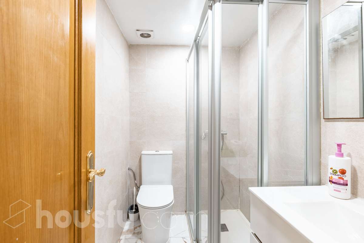 Housfy ven 🏡 ampli pis baix situat a Badia del Vallès, el qual consta de 66 m² útils (verificats amb la Direcció General de Cadastre). Construït l'any 1973. Distribució d'estances -Saló-menjador -3 Dormitoris -1 Bany -Cuina equipada Característiques específiques -Cèdula d’habitabilitat -Ascensor -Aire condicionat -Calefacció -Gres/ceràmica Zona i entorn Respecte a la ubicació, se situa a Badia del Vallès, municipi de Barcelona. Aquesta propietat es troba propera al transport públic. Avís legal El preu de venda no inclou despeses de la compravenda com notaria, registre, impostos, ni tampoc honoraris d’agència. Aquesta publicació no és vinculant. Consulta sempre la nota simple amb Housfy abans de formalitzar la compravenda. Sobre nosaltres Housfy és la plataforma integral de serveis immobiliaris. La nostra combinació d’experts i tecnologia posa a l’abast de tothom serveis còmodes, clars i segurs. AICAT número: 7922. Ens encarreguem de la gestió i assessorament de la compra. Oblida’t de tot! Fem els tràmits per tu. I, si a més necessites finançament, posem a la teva disposició un bróker hipotecari per ajudar-te a aconseguir les millors condicions pel teu perfil econòmic. Vols visitar-la? Contacta amb Housfy i agenda la teva visita sense compromís. Més informació a: housfy.com-28