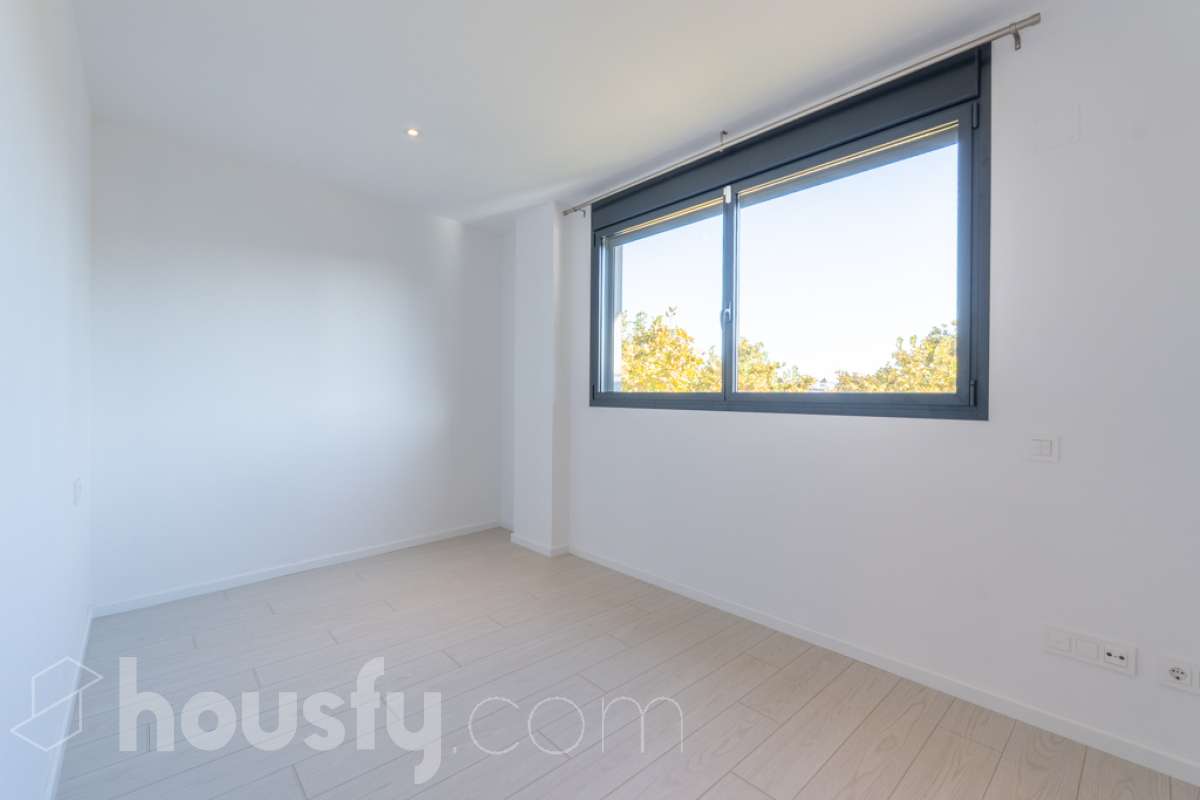 Housfy vende exclusiva vivienda en el Nou Eixample de Mar, a dos minutos de la playa de Ribes Roges Descubre esta magnífica vivienda construida en 2022, situada en el Nou Eixample de Mar, una de las zonas más nuevas y exclusivas de Vilanova i la Geltrú, a tan solo dos minutos de la playa de Ribes Roges. Ubicada en una tercera planta, la vivienda es totalmente exterior, lo que proporciona una excelente luminosidad y una agradable sensación de amplitud en todas sus estancias. La distribución está pensada para disfrutar del máximo confort, con tres habitaciones, dos baños completos, uno de ellos en suite en el dormitorio principal, y una moderna cocina equipada, integrada en un espacio funcional y acogedor junto al salón-comedor, ideal para compartir momentos en familia o con amigos. Para garantizar el máximo confort durante todo el año, la vivienda dispone de sistema de climatización por conductos, con aire acondicionado y calefacción (frío y calor), así como de un sistema de ventilación que favorece la renovación continua del aire interior, ayuda a controlar la humedad y contribuye a mantener un ambiente saludable y confortable. Además, cuenta con certificación energética A, que acredita su elevada eficiencia energética. La propiedad incluye plaza de aparcamiento para coche, plaza para moto y trastero en la misma finca, aportando comodidad y espacio de almacenamiento adicional. Su ubicación privilegiada permite disfrutar de la proximidad de la playa, de los espacios abiertos y de un entorno residencial moderno y tranquilo, con todos los atractivos de vivir cerca del mar. Una oportunidad ideal para quienes buscan una vivienda moderna, luminosa y eficiente, con todas las comodidades, aparcamiento y trastero, a pocos pasos de la playa de Ribes Roges. Aviso legal El precio de venta no incluye gastos de la compraventa como notaría, registro, impuestos, ni tampoco honorarios agencia. Esta publicación no es vinculante. Consulta siempre la nota simple con Housfy antes de formalizar la compraventa. Sobre nosotros Housfy es la plataforma integral de servicios inmobiliarios. Nuestra combinación de expertos y tecnología pone al alcance de todo el mundo servicios cómodos, claros y seguros. AICAT número: 7922. Nos encargamos de la gestión y asesoramiento de la compra. Olvídate de todo. Hacemos los trámites por ti. Y, si además necesitas financiación, ponemos a tu disposición un bróker hipotecario para ayudarte a conseguir las mejores condiciones para tu perfil económico. ¿Quieres visitarla? Contacta con Housfy y agenda tu visita sin compromiso. Más información en: housfy.com En cumplimiento de la Ley 8/2026 en Cataluña, el certificado de presencia o ausencia de amianto se encuentra en proceso de tramitación-11