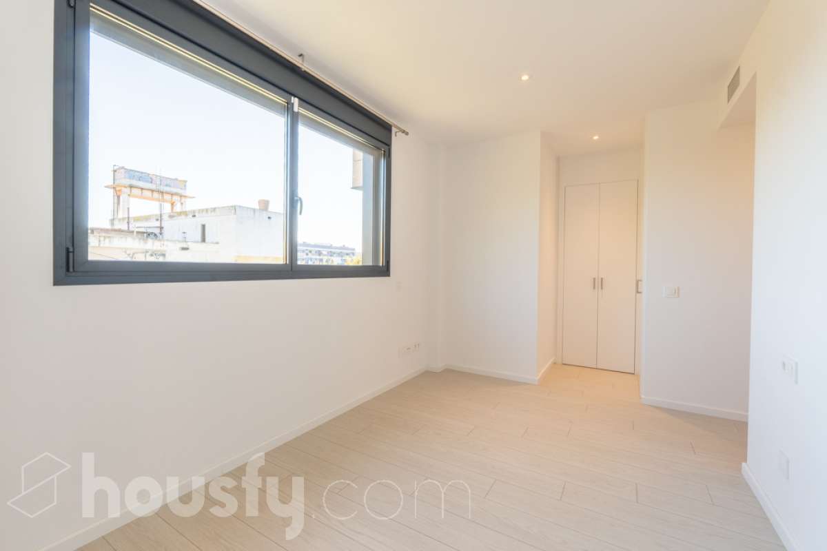 Housfy vende exclusiva vivienda en el Nou Eixample de Mar, a dos minutos de la playa de Ribes Roges Descubre esta magnífica vivienda construida en 2022, situada en el Nou Eixample de Mar, una de las zonas más nuevas y exclusivas de Vilanova i la Geltrú, a tan solo dos minutos de la playa de Ribes Roges. Ubicada en una tercera planta, la vivienda es totalmente exterior, lo que proporciona una excelente luminosidad y una agradable sensación de amplitud en todas sus estancias. La distribución está pensada para disfrutar del máximo confort, con tres habitaciones, dos baños completos, uno de ellos en suite en el dormitorio principal, y una moderna cocina equipada, integrada en un espacio funcional y acogedor junto al salón-comedor, ideal para compartir momentos en familia o con amigos. Para garantizar el máximo confort durante todo el año, la vivienda dispone de sistema de climatización por conductos, con aire acondicionado y calefacción (frío y calor), así como de un sistema de ventilación que favorece la renovación continua del aire interior, ayuda a controlar la humedad y contribuye a mantener un ambiente saludable y confortable. Además, cuenta con certificación energética A, que acredita su elevada eficiencia energética. La propiedad incluye plaza de aparcamiento para coche, plaza para moto y trastero en la misma finca, aportando comodidad y espacio de almacenamiento adicional. Su ubicación privilegiada permite disfrutar de la proximidad de la playa, de los espacios abiertos y de un entorno residencial moderno y tranquilo, con todos los atractivos de vivir cerca del mar. Una oportunidad ideal para quienes buscan una vivienda moderna, luminosa y eficiente, con todas las comodidades, aparcamiento y trastero, a pocos pasos de la playa de Ribes Roges. Aviso legal El precio de venta no incluye gastos de la compraventa como notaría, registro, impuestos, ni tampoco honorarios agencia. Esta publicación no es vinculante. Consulta siempre la nota simple con Housfy antes de formalizar la compraventa. Sobre nosotros Housfy es la plataforma integral de servicios inmobiliarios. Nuestra combinación de expertos y tecnología pone al alcance de todo el mundo servicios cómodos, claros y seguros. AICAT número: 7922. Nos encargamos de la gestión y asesoramiento de la compra. Olvídate de todo. Hacemos los trámites por ti. Y, si además necesitas financiación, ponemos a tu disposición un bróker hipotecario para ayudarte a conseguir las mejores condiciones para tu perfil económico. ¿Quieres visitarla? Contacta con Housfy y agenda tu visita sin compromiso. Más información en: housfy.com En cumplimiento de la Ley 8/2026 en Cataluña, el certificado de presencia o ausencia de amianto se encuentra en proceso de tramitación-17