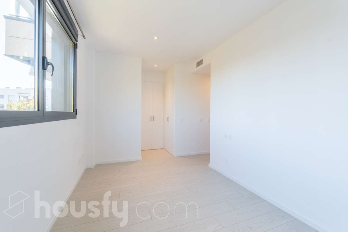 Housfy vende exclusiva vivienda en el Nou Eixample de Mar, a dos minutos de la playa de Ribes Roges Descubre esta magnífica vivienda construida en 2022, situada en el Nou Eixample de Mar, una de las zonas más nuevas y exclusivas de Vilanova i la Geltrú, a tan solo dos minutos de la playa de Ribes Roges. Ubicada en una tercera planta, la vivienda es totalmente exterior, lo que proporciona una excelente luminosidad y una agradable sensación de amplitud en todas sus estancias. La distribución está pensada para disfrutar del máximo confort, con tres habitaciones, dos baños completos, uno de ellos en suite en el dormitorio principal, y una moderna cocina equipada, integrada en un espacio funcional y acogedor junto al salón-comedor, ideal para compartir momentos en familia o con amigos. Para garantizar el máximo confort durante todo el año, la vivienda dispone de sistema de climatización por conductos, con aire acondicionado y calefacción (frío y calor), así como de un sistema de ventilación que favorece la renovación continua del aire interior, ayuda a controlar la humedad y contribuye a mantener un ambiente saludable y confortable. Además, cuenta con certificación energética A, que acredita su elevada eficiencia energética. La propiedad incluye plaza de aparcamiento para coche, plaza para moto y trastero en la misma finca, aportando comodidad y espacio de almacenamiento adicional. Su ubicación privilegiada permite disfrutar de la proximidad de la playa, de los espacios abiertos y de un entorno residencial moderno y tranquilo, con todos los atractivos de vivir cerca del mar. Una oportunidad ideal para quienes buscan una vivienda moderna, luminosa y eficiente, con todas las comodidades, aparcamiento y trastero, a pocos pasos de la playa de Ribes Roges. Aviso legal El precio de venta no incluye gastos de la compraventa como notaría, registro, impuestos, ni tampoco honorarios agencia. Esta publicación no es vinculante. Consulta siempre la nota simple con Housfy antes de formalizar la compraventa. Sobre nosotros Housfy es la plataforma integral de servicios inmobiliarios. Nuestra combinación de expertos y tecnología pone al alcance de todo el mundo servicios cómodos, claros y seguros. AICAT número: 7922. Nos encargamos de la gestión y asesoramiento de la compra. Olvídate de todo. Hacemos los trámites por ti. Y, si además necesitas financiación, ponemos a tu disposición un bróker hipotecario para ayudarte a conseguir las mejores condiciones para tu perfil económico. ¿Quieres visitarla? Contacta con Housfy y agenda tu visita sin compromiso. Más información en: housfy.com En cumplimiento de la Ley 8/2026 en Cataluña, el certificado de presencia o ausencia de amianto se encuentra en proceso de tramitación-18