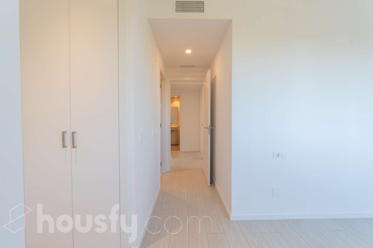 Housfy vende exclusiva vivienda en el Nou Eixample de Mar, a dos minutos de la playa de Ribes Roges Descubre esta magnífica vivienda construida en 2022, situada en el Nou Eixample de Mar, una de las zonas más nuevas y exclusivas de Vilanova i la Geltrú, a tan solo dos minutos de la playa de Ribes Roges. Ubicada en una tercera planta, la vivienda es totalmente exterior, lo que proporciona una excelente luminosidad y una agradable sensación de amplitud en todas sus estancias. La distribución está pensada para disfrutar del máximo confort, con tres habitaciones, dos baños completos, uno de ellos en suite en el dormitorio principal, y una moderna cocina equipada, integrada en un espacio funcional y acogedor junto al salón-comedor, ideal para compartir momentos en familia o con amigos. Para garantizar el máximo confort durante todo el año, la vivienda dispone de sistema de climatización por conductos, con aire acondicionado y calefacción (frío y calor), así como de un sistema de ventilación que favorece la renovación continua del aire interior, ayuda a controlar la humedad y contribuye a mantener un ambiente saludable y confortable. Además, cuenta con certificación energética A, que acredita su elevada eficiencia energética. La propiedad incluye plaza de aparcamiento para coche, plaza para moto y trastero en la misma finca, aportando comodidad y espacio de almacenamiento adicional. Su ubicación privilegiada permite disfrutar de la proximidad de la playa, de los espacios abiertos y de un entorno residencial moderno y tranquilo, con todos los atractivos de vivir cerca del mar. Una oportunidad ideal para quienes buscan una vivienda moderna, luminosa y eficiente, con todas las comodidades, aparcamiento y trastero, a pocos pasos de la playa de Ribes Roges. Aviso legal El precio de venta no incluye gastos de la compraventa como notaría, registro, impuestos, ni tampoco honorarios agencia. Esta publicación no es vinculante. Consulta siempre la nota simple con Housfy antes de formalizar la compraventa. Sobre nosotros Housfy es la plataforma integral de servicios inmobiliarios. Nuestra combinación de expertos y tecnología pone al alcance de todo el mundo servicios cómodos, claros y seguros. AICAT número: 7922. Nos encargamos de la gestión y asesoramiento de la compra. Olvídate de todo. Hacemos los trámites por ti. Y, si además necesitas financiación, ponemos a tu disposición un bróker hipotecario para ayudarte a conseguir las mejores condiciones para tu perfil económico. ¿Quieres visitarla? Contacta con Housfy y agenda tu visita sin compromiso. Más información en: housfy.com En cumplimiento de la Ley 8/2026 en Cataluña, el certificado de presencia o ausencia de amianto se encuentra en proceso de tramitación-20