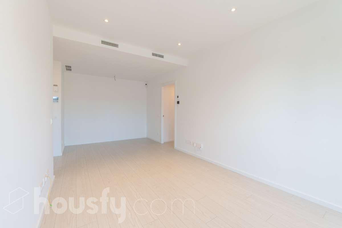 Housfy vende exclusiva vivienda en el Nou Eixample de Mar, a dos minutos de la playa de Ribes Roges Descubre esta magnífica vivienda construida en 2022, situada en el Nou Eixample de Mar, una de las zonas más nuevas y exclusivas de Vilanova i la Geltrú, a tan solo dos minutos de la playa de Ribes Roges. Ubicada en una tercera planta, la vivienda es totalmente exterior, lo que proporciona una excelente luminosidad y una agradable sensación de amplitud en todas sus estancias. La distribución está pensada para disfrutar del máximo confort, con tres habitaciones, dos baños completos, uno de ellos en suite en el dormitorio principal, y una moderna cocina equipada, integrada en un espacio funcional y acogedor junto al salón-comedor, ideal para compartir momentos en familia o con amigos. Para garantizar el máximo confort durante todo el año, la vivienda dispone de sistema de climatización por conductos, con aire acondicionado y calefacción (frío y calor), así como de un sistema de ventilación que favorece la renovación continua del aire interior, ayuda a controlar la humedad y contribuye a mantener un ambiente saludable y confortable. Además, cuenta con certificación energética A, que acredita su elevada eficiencia energética. La propiedad incluye plaza de aparcamiento para coche, plaza para moto y trastero en la misma finca, aportando comodidad y espacio de almacenamiento adicional. Su ubicación privilegiada permite disfrutar de la proximidad de la playa, de los espacios abiertos y de un entorno residencial moderno y tranquilo, con todos los atractivos de vivir cerca del mar. Una oportunidad ideal para quienes buscan una vivienda moderna, luminosa y eficiente, con todas las comodidades, aparcamiento y trastero, a pocos pasos de la playa de Ribes Roges. Aviso legal El precio de venta no incluye gastos de la compraventa como notaría, registro, impuestos, ni tampoco honorarios agencia. Esta publicación no es vinculante. Consulta siempre la nota simple con Housfy antes de formalizar la compraventa. Sobre nosotros Housfy es la plataforma integral de servicios inmobiliarios. Nuestra combinación de expertos y tecnología pone al alcance de todo el mundo servicios cómodos, claros y seguros. AICAT número: 7922. Nos encargamos de la gestión y asesoramiento de la compra. Olvídate de todo. Hacemos los trámites por ti. Y, si además necesitas financiación, ponemos a tu disposición un bróker hipotecario para ayudarte a conseguir las mejores condiciones para tu perfil económico. ¿Quieres visitarla? Contacta con Housfy y agenda tu visita sin compromiso. Más información en: housfy.com En cumplimiento de la Ley 8/2026 en Cataluña, el certificado de presencia o ausencia de amianto se encuentra en proceso de tramitación-10