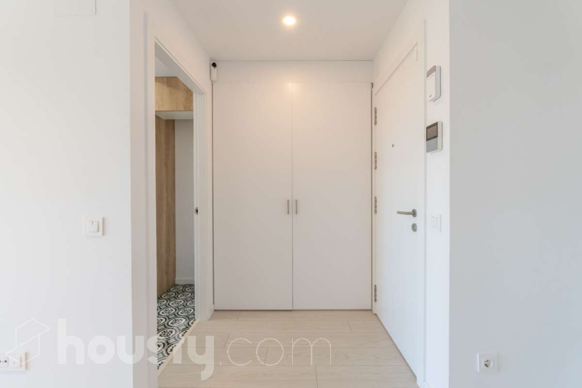 Housfy vende exclusiva vivienda en el Nou Eixample de Mar, a dos minutos de la playa de Ribes Roges Descubre esta magnífica vivienda construida en 2022, situada en el Nou Eixample de Mar, una de las zonas más nuevas y exclusivas de Vilanova i la Geltrú, a tan solo dos minutos de la playa de Ribes Roges. Ubicada en una tercera planta, la vivienda es totalmente exterior, lo que proporciona una excelente luminosidad y una agradable sensación de amplitud en todas sus estancias. La distribución está pensada para disfrutar del máximo confort, con tres habitaciones, dos baños completos, uno de ellos en suite en el dormitorio principal, y una moderna cocina equipada, integrada en un espacio funcional y acogedor junto al salón-comedor, ideal para compartir momentos en familia o con amigos. Para garantizar el máximo confort durante todo el año, la vivienda dispone de sistema de climatización por conductos, con aire acondicionado y calefacción (frío y calor), así como de un sistema de ventilación que favorece la renovación continua del aire interior, ayuda a controlar la humedad y contribuye a mantener un ambiente saludable y confortable. Además, cuenta con certificación energética A, que acredita su elevada eficiencia energética. La propiedad incluye plaza de aparcamiento para coche, plaza para moto y trastero en la misma finca, aportando comodidad y espacio de almacenamiento adicional. Su ubicación privilegiada permite disfrutar de la proximidad de la playa, de los espacios abiertos y de un entorno residencial moderno y tranquilo, con todos los atractivos de vivir cerca del mar. Una oportunidad ideal para quienes buscan una vivienda moderna, luminosa y eficiente, con todas las comodidades, aparcamiento y trastero, a pocos pasos de la playa de Ribes Roges. Aviso legal El precio de venta no incluye gastos de la compraventa como notaría, registro, impuestos, ni tampoco honorarios agencia. Esta publicación no es vinculante. Consulta siempre la nota simple con Housfy antes de formalizar la compraventa. Sobre nosotros Housfy es la plataforma integral de servicios inmobiliarios. Nuestra combinación de expertos y tecnología pone al alcance de todo el mundo servicios cómodos, claros y seguros. AICAT número: 7922. Nos encargamos de la gestión y asesoramiento de la compra. Olvídate de todo. Hacemos los trámites por ti. Y, si además necesitas financiación, ponemos a tu disposición un bróker hipotecario para ayudarte a conseguir las mejores condiciones para tu perfil económico. ¿Quieres visitarla? Contacta con Housfy y agenda tu visita sin compromiso. Más información en: housfy.com En cumplimiento de la Ley 8/2026 en Cataluña, el certificado de presencia o ausencia de amianto se encuentra en proceso de tramitación-30