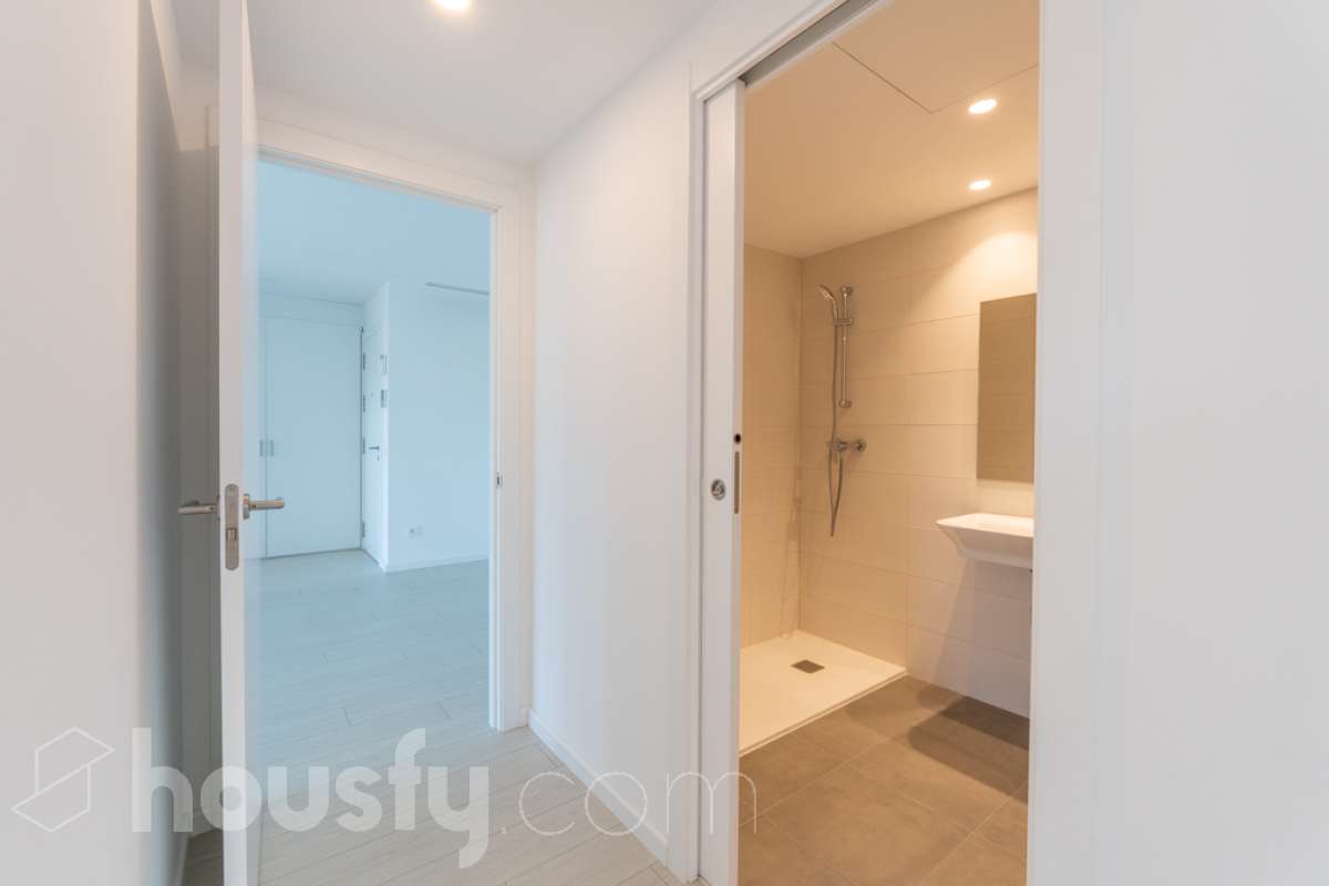 Housfy vende exclusiva vivienda en el Nou Eixample de Mar, a dos minutos de la playa de Ribes Roges Descubre esta magnífica vivienda construida en 2022, situada en el Nou Eixample de Mar, una de las zonas más nuevas y exclusivas de Vilanova i la Geltrú, a tan solo dos minutos de la playa de Ribes Roges. Ubicada en una tercera planta, la vivienda es totalmente exterior, lo que proporciona una excelente luminosidad y una agradable sensación de amplitud en todas sus estancias. La distribución está pensada para disfrutar del máximo confort, con tres habitaciones, dos baños completos, uno de ellos en suite en el dormitorio principal, y una moderna cocina equipada, integrada en un espacio funcional y acogedor junto al salón-comedor, ideal para compartir momentos en familia o con amigos. Para garantizar el máximo confort durante todo el año, la vivienda dispone de sistema de climatización por conductos, con aire acondicionado y calefacción (frío y calor), así como de un sistema de ventilación que favorece la renovación continua del aire interior, ayuda a controlar la humedad y contribuye a mantener un ambiente saludable y confortable. Además, cuenta con certificación energética A, que acredita su elevada eficiencia energética. La propiedad incluye plaza de aparcamiento para coche, plaza para moto y trastero en la misma finca, aportando comodidad y espacio de almacenamiento adicional. Su ubicación privilegiada permite disfrutar de la proximidad de la playa, de los espacios abiertos y de un entorno residencial moderno y tranquilo, con todos los atractivos de vivir cerca del mar. Una oportunidad ideal para quienes buscan una vivienda moderna, luminosa y eficiente, con todas las comodidades, aparcamiento y trastero, a pocos pasos de la playa de Ribes Roges. Aviso legal El precio de venta no incluye gastos de la compraventa como notaría, registro, impuestos, ni tampoco honorarios agencia. Esta publicación no es vinculante. Consulta siempre la nota simple con Housfy antes de formalizar la compraventa. Sobre nosotros Housfy es la plataforma integral de servicios inmobiliarios. Nuestra combinación de expertos y tecnología pone al alcance de todo el mundo servicios cómodos, claros y seguros. AICAT número: 7922. Nos encargamos de la gestión y asesoramiento de la compra. Olvídate de todo. Hacemos los trámites por ti. Y, si además necesitas financiación, ponemos a tu disposición un bróker hipotecario para ayudarte a conseguir las mejores condiciones para tu perfil económico. ¿Quieres visitarla? Contacta con Housfy y agenda tu visita sin compromiso. Más información en: housfy.com En cumplimiento de la Ley 8/2026 en Cataluña, el certificado de presencia o ausencia de amianto se encuentra en proceso de tramitación-24