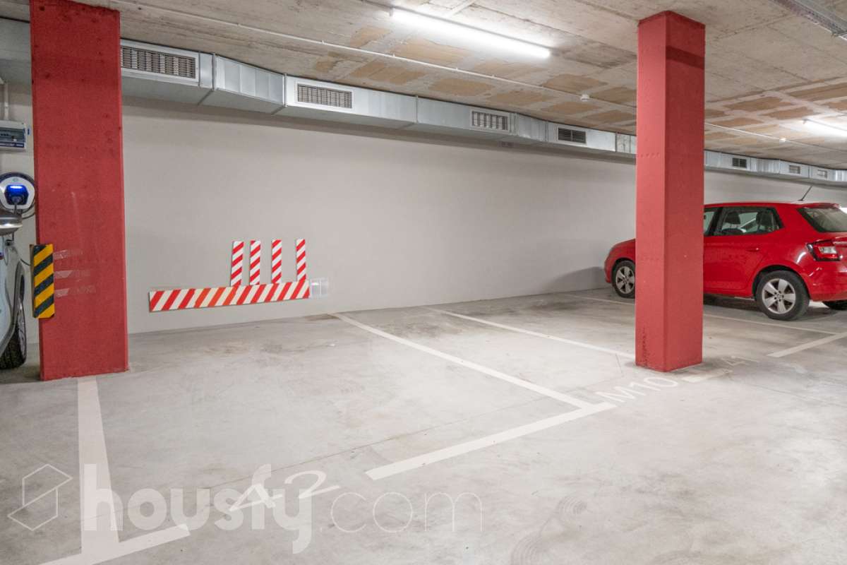 Housfy vende exclusiva vivienda en el Nou Eixample de Mar, a dos minutos de la playa de Ribes Roges Descubre esta magnífica vivienda construida en 2022, situada en el Nou Eixample de Mar, una de las zonas más nuevas y exclusivas de Vilanova i la Geltrú, a tan solo dos minutos de la playa de Ribes Roges. Ubicada en una tercera planta, la vivienda es totalmente exterior, lo que proporciona una excelente luminosidad y una agradable sensación de amplitud en todas sus estancias. La distribución está pensada para disfrutar del máximo confort, con tres habitaciones, dos baños completos, uno de ellos en suite en el dormitorio principal, y una moderna cocina equipada, integrada en un espacio funcional y acogedor junto al salón-comedor, ideal para compartir momentos en familia o con amigos. Para garantizar el máximo confort durante todo el año, la vivienda dispone de sistema de climatización por conductos, con aire acondicionado y calefacción (frío y calor), así como de un sistema de ventilación que favorece la renovación continua del aire interior, ayuda a controlar la humedad y contribuye a mantener un ambiente saludable y confortable. Además, cuenta con certificación energética A, que acredita su elevada eficiencia energética. La propiedad incluye plaza de aparcamiento para coche, plaza para moto y trastero en la misma finca, aportando comodidad y espacio de almacenamiento adicional. Su ubicación privilegiada permite disfrutar de la proximidad de la playa, de los espacios abiertos y de un entorno residencial moderno y tranquilo, con todos los atractivos de vivir cerca del mar. Una oportunidad ideal para quienes buscan una vivienda moderna, luminosa y eficiente, con todas las comodidades, aparcamiento y trastero, a pocos pasos de la playa de Ribes Roges. Aviso legal El precio de venta no incluye gastos de la compraventa como notaría, registro, impuestos, ni tampoco honorarios agencia. Esta publicación no es vinculante. Consulta siempre la nota simple con Housfy antes de formalizar la compraventa. Sobre nosotros Housfy es la plataforma integral de servicios inmobiliarios. Nuestra combinación de expertos y tecnología pone al alcance de todo el mundo servicios cómodos, claros y seguros. AICAT número: 7922. Nos encargamos de la gestión y asesoramiento de la compra. Olvídate de todo. Hacemos los trámites por ti. Y, si además necesitas financiación, ponemos a tu disposición un bróker hipotecario para ayudarte a conseguir las mejores condiciones para tu perfil económico. ¿Quieres visitarla? Contacta con Housfy y agenda tu visita sin compromiso. Más información en: housfy.com En cumplimiento de la Ley 8/2026 en Cataluña, el certificado de presencia o ausencia de amianto se encuentra en proceso de tramitación-32