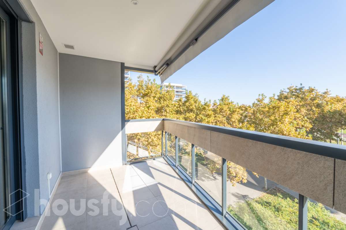 Housfy vende exclusiva vivienda en el Nou Eixample de Mar, a dos minutos de la playa de Ribes Roges Descubre esta magnífica vivienda construida en 2022, situada en el Nou Eixample de Mar, una de las zonas más nuevas y exclusivas de Vilanova i la Geltrú, a tan solo dos minutos de la playa de Ribes Roges. Ubicada en una tercera planta, la vivienda es totalmente exterior, lo que proporciona una excelente luminosidad y una agradable sensación de amplitud en todas sus estancias. La distribución está pensada para disfrutar del máximo confort, con tres habitaciones, dos baños completos, uno de ellos en suite en el dormitorio principal, y una moderna cocina equipada, integrada en un espacio funcional y acogedor junto al salón-comedor, ideal para compartir momentos en familia o con amigos. Para garantizar el máximo confort durante todo el año, la vivienda dispone de sistema de climatización por conductos, con aire acondicionado y calefacción (frío y calor), así como de un sistema de ventilación que favorece la renovación continua del aire interior, ayuda a controlar la humedad y contribuye a mantener un ambiente saludable y confortable. Además, cuenta con certificación energética A, que acredita su elevada eficiencia energética. La propiedad incluye plaza de aparcamiento para coche, plaza para moto y trastero en la misma finca, aportando comodidad y espacio de almacenamiento adicional. Su ubicación privilegiada permite disfrutar de la proximidad de la playa, de los espacios abiertos y de un entorno residencial moderno y tranquilo, con todos los atractivos de vivir cerca del mar. Una oportunidad ideal para quienes buscan una vivienda moderna, luminosa y eficiente, con todas las comodidades, aparcamiento y trastero, a pocos pasos de la playa de Ribes Roges. Aviso legal El precio de venta no incluye gastos de la compraventa como notaría, registro, impuestos, ni tampoco honorarios agencia. Esta publicación no es vinculante. Consulta siempre la nota simple con Housfy antes de formalizar la compraventa. Sobre nosotros Housfy es la plataforma integral de servicios inmobiliarios. Nuestra combinación de expertos y tecnología pone al alcance de todo el mundo servicios cómodos, claros y seguros. AICAT número: 7922. Nos encargamos de la gestión y asesoramiento de la compra. Olvídate de todo. Hacemos los trámites por ti. Y, si además necesitas financiación, ponemos a tu disposición un bróker hipotecario para ayudarte a conseguir las mejores condiciones para tu perfil económico. ¿Quieres visitarla? Contacta con Housfy y agenda tu visita sin compromiso. Más información en: housfy.com En cumplimiento de la Ley 8/2026 en Cataluña, el certificado de presencia o ausencia de amianto se encuentra en proceso de tramitación-7