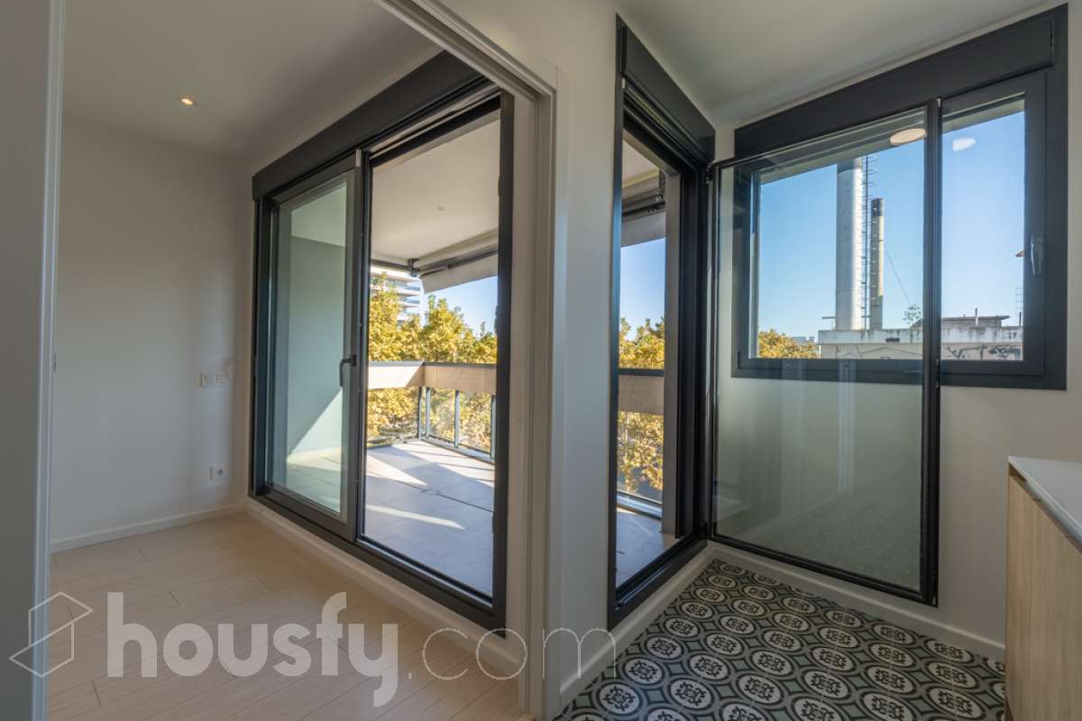 Housfy vende exclusiva vivienda en el Nou Eixample de Mar, a dos minutos de la playa de Ribes Roges Descubre esta magnífica vivienda construida en 2022, situada en el Nou Eixample de Mar, una de las zonas más nuevas y exclusivas de Vilanova i la Geltrú, a tan solo dos minutos de la playa de Ribes Roges. Ubicada en una tercera planta, la vivienda es totalmente exterior, lo que proporciona una excelente luminosidad y una agradable sensación de amplitud en todas sus estancias. La distribución está pensada para disfrutar del máximo confort, con tres habitaciones, dos baños completos, uno de ellos en suite en el dormitorio principal, y una moderna cocina equipada, integrada en un espacio funcional y acogedor junto al salón-comedor, ideal para compartir momentos en familia o con amigos. Para garantizar el máximo confort durante todo el año, la vivienda dispone de sistema de climatización por conductos, con aire acondicionado y calefacción (frío y calor), así como de un sistema de ventilación que favorece la renovación continua del aire interior, ayuda a controlar la humedad y contribuye a mantener un ambiente saludable y confortable. Además, cuenta con certificación energética A, que acredita su elevada eficiencia energética. La propiedad incluye plaza de aparcamiento para coche, plaza para moto y trastero en la misma finca, aportando comodidad y espacio de almacenamiento adicional. Su ubicación privilegiada permite disfrutar de la proximidad de la playa, de los espacios abiertos y de un entorno residencial moderno y tranquilo, con todos los atractivos de vivir cerca del mar. Una oportunidad ideal para quienes buscan una vivienda moderna, luminosa y eficiente, con todas las comodidades, aparcamiento y trastero, a pocos pasos de la playa de Ribes Roges. Aviso legal El precio de venta no incluye gastos de la compraventa como notaría, registro, impuestos, ni tampoco honorarios agencia. Esta publicación no es vinculante. Consulta siempre la nota simple con Housfy antes de formalizar la compraventa. Sobre nosotros Housfy es la plataforma integral de servicios inmobiliarios. Nuestra combinación de expertos y tecnología pone al alcance de todo el mundo servicios cómodos, claros y seguros. AICAT número: 7922. Nos encargamos de la gestión y asesoramiento de la compra. Olvídate de todo. Hacemos los trámites por ti. Y, si además necesitas financiación, ponemos a tu disposición un bróker hipotecario para ayudarte a conseguir las mejores condiciones para tu perfil económico. ¿Quieres visitarla? Contacta con Housfy y agenda tu visita sin compromiso. Más información en: housfy.com En cumplimiento de la Ley 8/2026 en Cataluña, el certificado de presencia o ausencia de amianto se encuentra en proceso de tramitación-6