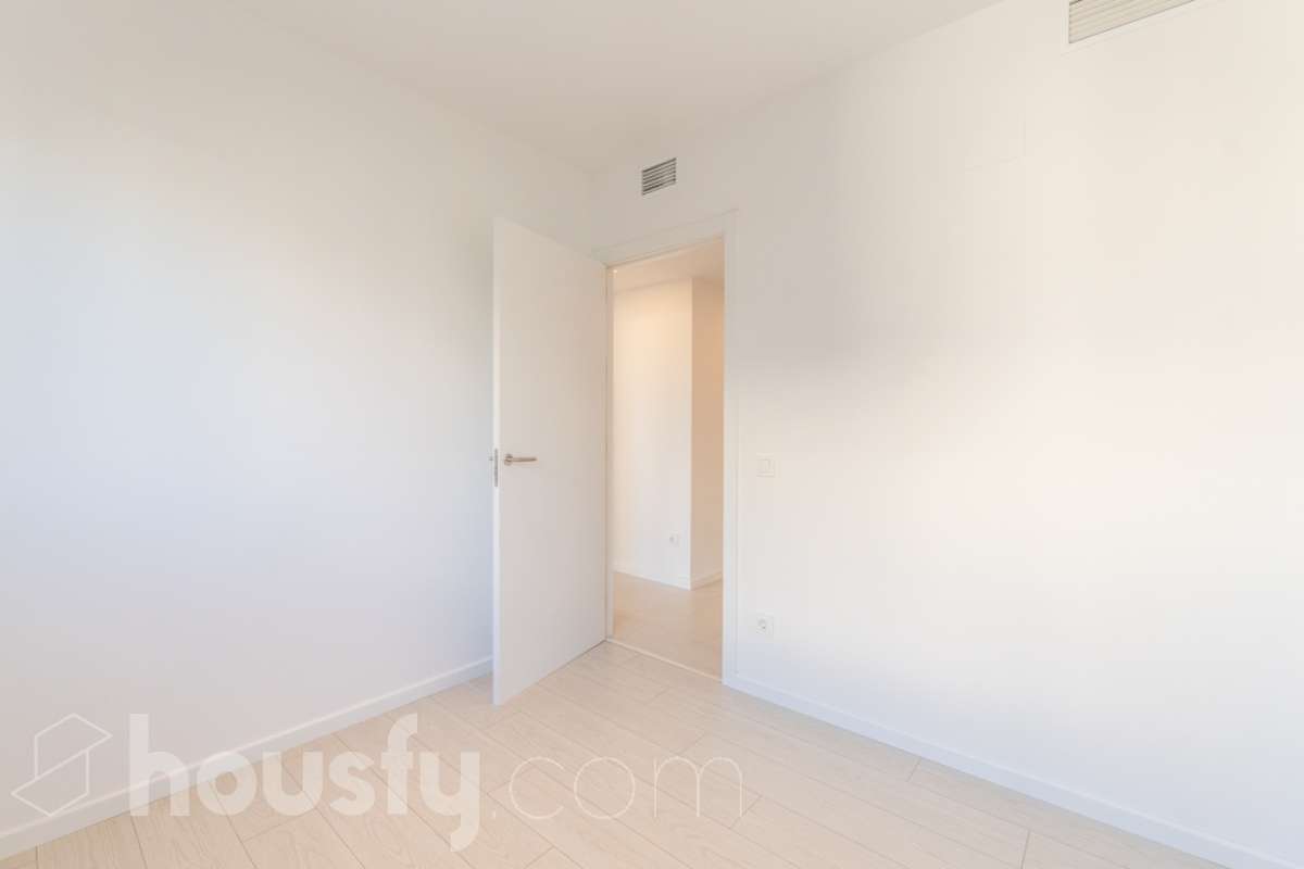 Housfy vende exclusiva vivienda en el Nou Eixample de Mar, a dos minutos de la playa de Ribes Roges Descubre esta magnífica vivienda construida en 2022, situada en el Nou Eixample de Mar, una de las zonas más nuevas y exclusivas de Vilanova i la Geltrú, a tan solo dos minutos de la playa de Ribes Roges. Ubicada en una tercera planta, la vivienda es totalmente exterior, lo que proporciona una excelente luminosidad y una agradable sensación de amplitud en todas sus estancias. La distribución está pensada para disfrutar del máximo confort, con tres habitaciones, dos baños completos, uno de ellos en suite en el dormitorio principal, y una moderna cocina equipada, integrada en un espacio funcional y acogedor junto al salón-comedor, ideal para compartir momentos en familia o con amigos. Para garantizar el máximo confort durante todo el año, la vivienda dispone de sistema de climatización por conductos, con aire acondicionado y calefacción (frío y calor), así como de un sistema de ventilación que favorece la renovación continua del aire interior, ayuda a controlar la humedad y contribuye a mantener un ambiente saludable y confortable. Además, cuenta con certificación energética A, que acredita su elevada eficiencia energética. La propiedad incluye plaza de aparcamiento para coche, plaza para moto y trastero en la misma finca, aportando comodidad y espacio de almacenamiento adicional. Su ubicación privilegiada permite disfrutar de la proximidad de la playa, de los espacios abiertos y de un entorno residencial moderno y tranquilo, con todos los atractivos de vivir cerca del mar. Una oportunidad ideal para quienes buscan una vivienda moderna, luminosa y eficiente, con todas las comodidades, aparcamiento y trastero, a pocos pasos de la playa de Ribes Roges. Aviso legal El precio de venta no incluye gastos de la compraventa como notaría, registro, impuestos, ni tampoco honorarios agencia. Esta publicación no es vinculante. Consulta siempre la nota simple con Housfy antes de formalizar la compraventa. Sobre nosotros Housfy es la plataforma integral de servicios inmobiliarios. Nuestra combinación de expertos y tecnología pone al alcance de todo el mundo servicios cómodos, claros y seguros. AICAT número: 7922. Nos encargamos de la gestión y asesoramiento de la compra. Olvídate de todo. Hacemos los trámites por ti. Y, si además necesitas financiación, ponemos a tu disposición un bróker hipotecario para ayudarte a conseguir las mejores condiciones para tu perfil económico. ¿Quieres visitarla? Contacta con Housfy y agenda tu visita sin compromiso. Más información en: housfy.com En cumplimiento de la Ley 8/2026 en Cataluña, el certificado de presencia o ausencia de amianto se encuentra en proceso de tramitación-14