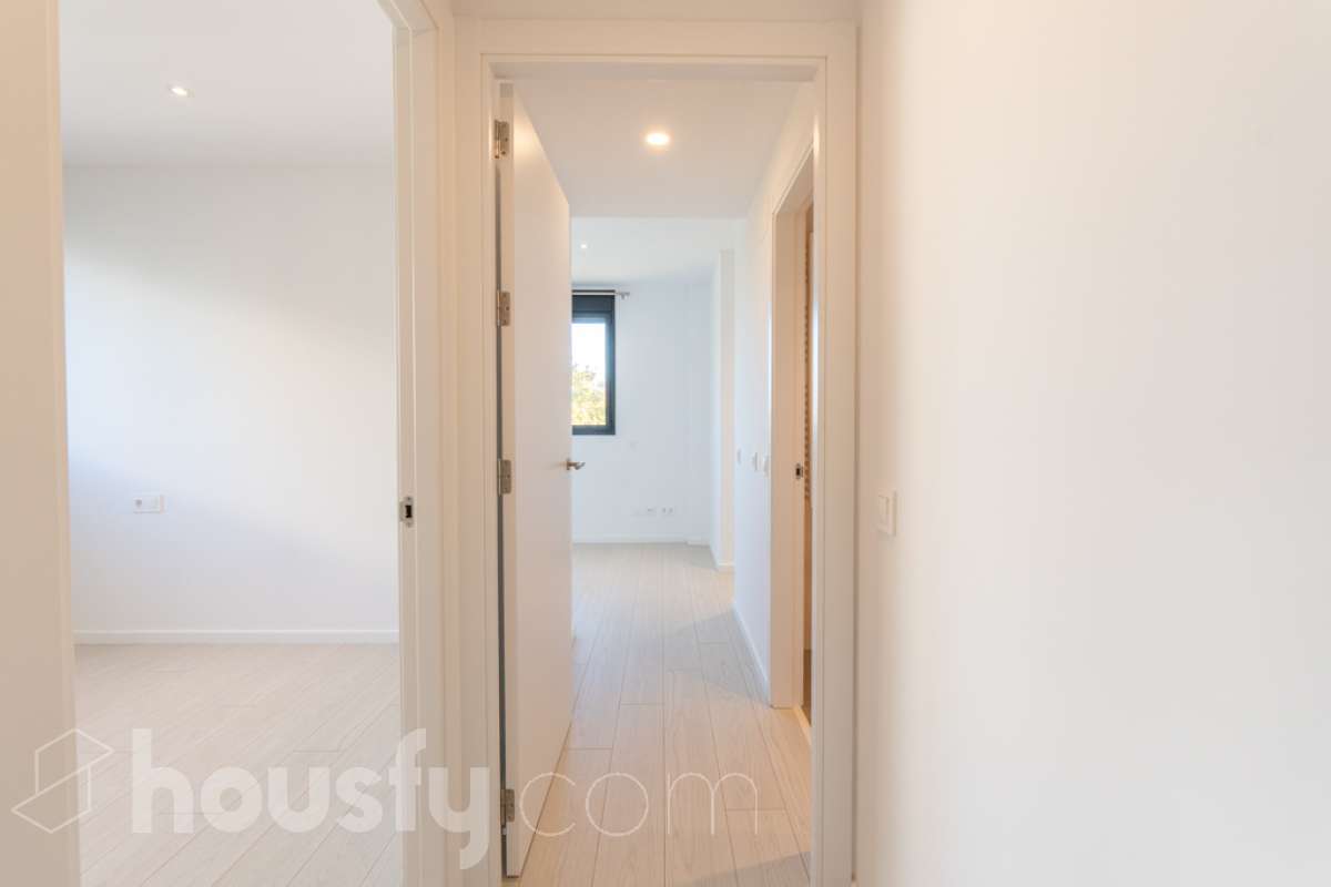 Housfy vende exclusiva vivienda en el Nou Eixample de Mar, a dos minutos de la playa de Ribes Roges Descubre esta magnífica vivienda construida en 2022, situada en el Nou Eixample de Mar, una de las zonas más nuevas y exclusivas de Vilanova i la Geltrú, a tan solo dos minutos de la playa de Ribes Roges. Ubicada en una tercera planta, la vivienda es totalmente exterior, lo que proporciona una excelente luminosidad y una agradable sensación de amplitud en todas sus estancias. La distribución está pensada para disfrutar del máximo confort, con tres habitaciones, dos baños completos, uno de ellos en suite en el dormitorio principal, y una moderna cocina equipada, integrada en un espacio funcional y acogedor junto al salón-comedor, ideal para compartir momentos en familia o con amigos. Para garantizar el máximo confort durante todo el año, la vivienda dispone de sistema de climatización por conductos, con aire acondicionado y calefacción (frío y calor), así como de un sistema de ventilación que favorece la renovación continua del aire interior, ayuda a controlar la humedad y contribuye a mantener un ambiente saludable y confortable. Además, cuenta con certificación energética A, que acredita su elevada eficiencia energética. La propiedad incluye plaza de aparcamiento para coche, plaza para moto y trastero en la misma finca, aportando comodidad y espacio de almacenamiento adicional. Su ubicación privilegiada permite disfrutar de la proximidad de la playa, de los espacios abiertos y de un entorno residencial moderno y tranquilo, con todos los atractivos de vivir cerca del mar. Una oportunidad ideal para quienes buscan una vivienda moderna, luminosa y eficiente, con todas las comodidades, aparcamiento y trastero, a pocos pasos de la playa de Ribes Roges. Aviso legal El precio de venta no incluye gastos de la compraventa como notaría, registro, impuestos, ni tampoco honorarios agencia. Esta publicación no es vinculante. Consulta siempre la nota simple con Housfy antes de formalizar la compraventa. Sobre nosotros Housfy es la plataforma integral de servicios inmobiliarios. Nuestra combinación de expertos y tecnología pone al alcance de todo el mundo servicios cómodos, claros y seguros. AICAT número: 7922. Nos encargamos de la gestión y asesoramiento de la compra. Olvídate de todo. Hacemos los trámites por ti. Y, si además necesitas financiación, ponemos a tu disposición un bróker hipotecario para ayudarte a conseguir las mejores condiciones para tu perfil económico. ¿Quieres visitarla? Contacta con Housfy y agenda tu visita sin compromiso. Más información en: housfy.com En cumplimiento de la Ley 8/2026 en Cataluña, el certificado de presencia o ausencia de amianto se encuentra en proceso de tramitación-25