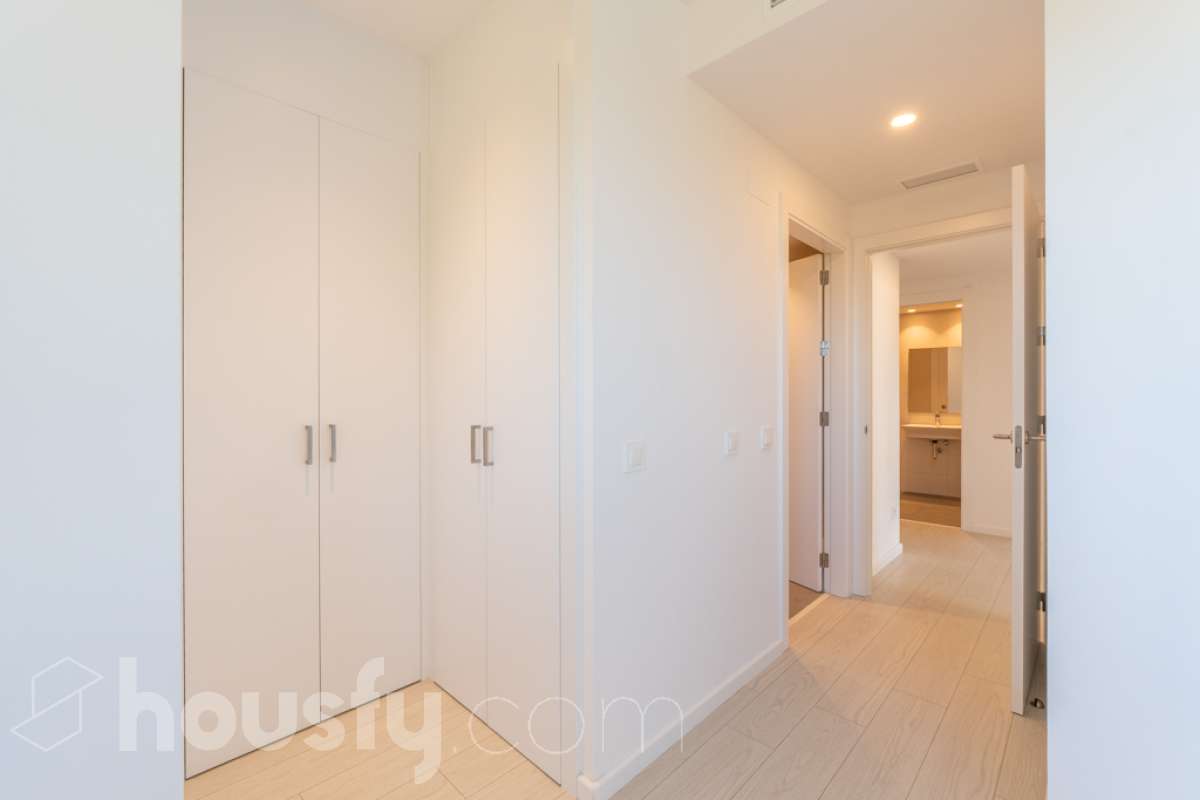 Housfy vende exclusiva vivienda en el Nou Eixample de Mar, a dos minutos de la playa de Ribes Roges Descubre esta magnífica vivienda construida en 2022, situada en el Nou Eixample de Mar, una de las zonas más nuevas y exclusivas de Vilanova i la Geltrú, a tan solo dos minutos de la playa de Ribes Roges. Ubicada en una tercera planta, la vivienda es totalmente exterior, lo que proporciona una excelente luminosidad y una agradable sensación de amplitud en todas sus estancias. La distribución está pensada para disfrutar del máximo confort, con tres habitaciones, dos baños completos, uno de ellos en suite en el dormitorio principal, y una moderna cocina equipada, integrada en un espacio funcional y acogedor junto al salón-comedor, ideal para compartir momentos en familia o con amigos. Para garantizar el máximo confort durante todo el año, la vivienda dispone de sistema de climatización por conductos, con aire acondicionado y calefacción (frío y calor), así como de un sistema de ventilación que favorece la renovación continua del aire interior, ayuda a controlar la humedad y contribuye a mantener un ambiente saludable y confortable. Además, cuenta con certificación energética A, que acredita su elevada eficiencia energética. La propiedad incluye plaza de aparcamiento para coche, plaza para moto y trastero en la misma finca, aportando comodidad y espacio de almacenamiento adicional. Su ubicación privilegiada permite disfrutar de la proximidad de la playa, de los espacios abiertos y de un entorno residencial moderno y tranquilo, con todos los atractivos de vivir cerca del mar. Una oportunidad ideal para quienes buscan una vivienda moderna, luminosa y eficiente, con todas las comodidades, aparcamiento y trastero, a pocos pasos de la playa de Ribes Roges. Aviso legal El precio de venta no incluye gastos de la compraventa como notaría, registro, impuestos, ni tampoco honorarios agencia. Esta publicación no es vinculante. Consulta siempre la nota simple con Housfy antes de formalizar la compraventa. Sobre nosotros Housfy es la plataforma integral de servicios inmobiliarios. Nuestra combinación de expertos y tecnología pone al alcance de todo el mundo servicios cómodos, claros y seguros. AICAT número: 7922. Nos encargamos de la gestión y asesoramiento de la compra. Olvídate de todo. Hacemos los trámites por ti. Y, si además necesitas financiación, ponemos a tu disposición un bróker hipotecario para ayudarte a conseguir las mejores condiciones para tu perfil económico. ¿Quieres visitarla? Contacta con Housfy y agenda tu visita sin compromiso. Más información en: housfy.com En cumplimiento de la Ley 8/2026 en Cataluña, el certificado de presencia o ausencia de amianto se encuentra en proceso de tramitación-19