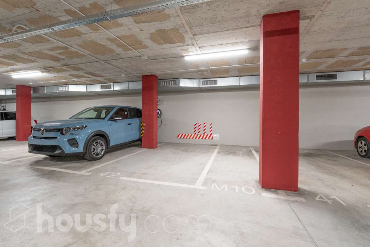 Housfy vende exclusiva vivienda en el Nou Eixample de Mar, a dos minutos de la playa de Ribes Roges Descubre esta magnífica vivienda construida en 2022, situada en el Nou Eixample de Mar, una de las zonas más nuevas y exclusivas de Vilanova i la Geltrú, a tan solo dos minutos de la playa de Ribes Roges. Ubicada en una tercera planta, la vivienda es totalmente exterior, lo que proporciona una excelente luminosidad y una agradable sensación de amplitud en todas sus estancias. La distribución está pensada para disfrutar del máximo confort, con tres habitaciones, dos baños completos, uno de ellos en suite en el dormitorio principal, y una moderna cocina equipada, integrada en un espacio funcional y acogedor junto al salón-comedor, ideal para compartir momentos en familia o con amigos. Para garantizar el máximo confort durante todo el año, la vivienda dispone de sistema de climatización por conductos, con aire acondicionado y calefacción (frío y calor), así como de un sistema de ventilación que favorece la renovación continua del aire interior, ayuda a controlar la humedad y contribuye a mantener un ambiente saludable y confortable. Además, cuenta con certificación energética A, que acredita su elevada eficiencia energética. La propiedad incluye plaza de aparcamiento para coche, plaza para moto y trastero en la misma finca, aportando comodidad y espacio de almacenamiento adicional. Su ubicación privilegiada permite disfrutar de la proximidad de la playa, de los espacios abiertos y de un entorno residencial moderno y tranquilo, con todos los atractivos de vivir cerca del mar. Una oportunidad ideal para quienes buscan una vivienda moderna, luminosa y eficiente, con todas las comodidades, aparcamiento y trastero, a pocos pasos de la playa de Ribes Roges. Aviso legal El precio de venta no incluye gastos de la compraventa como notaría, registro, impuestos, ni tampoco honorarios agencia. Esta publicación no es vinculante. Consulta siempre la nota simple con Housfy antes de formalizar la compraventa. Sobre nosotros Housfy es la plataforma integral de servicios inmobiliarios. Nuestra combinación de expertos y tecnología pone al alcance de todo el mundo servicios cómodos, claros y seguros. AICAT número: 7922. Nos encargamos de la gestión y asesoramiento de la compra. Olvídate de todo. Hacemos los trámites por ti. Y, si además necesitas financiación, ponemos a tu disposición un bróker hipotecario para ayudarte a conseguir las mejores condiciones para tu perfil económico. ¿Quieres visitarla? Contacta con Housfy y agenda tu visita sin compromiso. Más información en: housfy.com En cumplimiento de la Ley 8/2026 en Cataluña, el certificado de presencia o ausencia de amianto se encuentra en proceso de tramitación-33