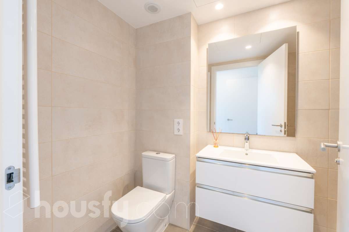 Housfy vende exclusiva vivienda en el Nou Eixample de Mar, a dos minutos de la playa de Ribes Roges Descubre esta magnífica vivienda construida en 2022, situada en el Nou Eixample de Mar, una de las zonas más nuevas y exclusivas de Vilanova i la Geltrú, a tan solo dos minutos de la playa de Ribes Roges. Ubicada en una tercera planta, la vivienda es totalmente exterior, lo que proporciona una excelente luminosidad y una agradable sensación de amplitud en todas sus estancias. La distribución está pensada para disfrutar del máximo confort, con tres habitaciones, dos baños completos, uno de ellos en suite en el dormitorio principal, y una moderna cocina equipada, integrada en un espacio funcional y acogedor junto al salón-comedor, ideal para compartir momentos en familia o con amigos. Para garantizar el máximo confort durante todo el año, la vivienda dispone de sistema de climatización por conductos, con aire acondicionado y calefacción (frío y calor), así como de un sistema de ventilación que favorece la renovación continua del aire interior, ayuda a controlar la humedad y contribuye a mantener un ambiente saludable y confortable. Además, cuenta con certificación energética A, que acredita su elevada eficiencia energética. La propiedad incluye plaza de aparcamiento para coche, plaza para moto y trastero en la misma finca, aportando comodidad y espacio de almacenamiento adicional. Su ubicación privilegiada permite disfrutar de la proximidad de la playa, de los espacios abiertos y de un entorno residencial moderno y tranquilo, con todos los atractivos de vivir cerca del mar. Una oportunidad ideal para quienes buscan una vivienda moderna, luminosa y eficiente, con todas las comodidades, aparcamiento y trastero, a pocos pasos de la playa de Ribes Roges. Aviso legal El precio de venta no incluye gastos de la compraventa como notaría, registro, impuestos, ni tampoco honorarios agencia. Esta publicación no es vinculante. Consulta siempre la nota simple con Housfy antes de formalizar la compraventa. Sobre nosotros Housfy es la plataforma integral de servicios inmobiliarios. Nuestra combinación de expertos y tecnología pone al alcance de todo el mundo servicios cómodos, claros y seguros. AICAT número: 7922. Nos encargamos de la gestión y asesoramiento de la compra. Olvídate de todo. Hacemos los trámites por ti. Y, si además necesitas financiación, ponemos a tu disposición un bróker hipotecario para ayudarte a conseguir las mejores condiciones para tu perfil económico. ¿Quieres visitarla? Contacta con Housfy y agenda tu visita sin compromiso. Más información en: housfy.com En cumplimiento de la Ley 8/2026 en Cataluña, el certificado de presencia o ausencia de amianto se encuentra en proceso de tramitación-22