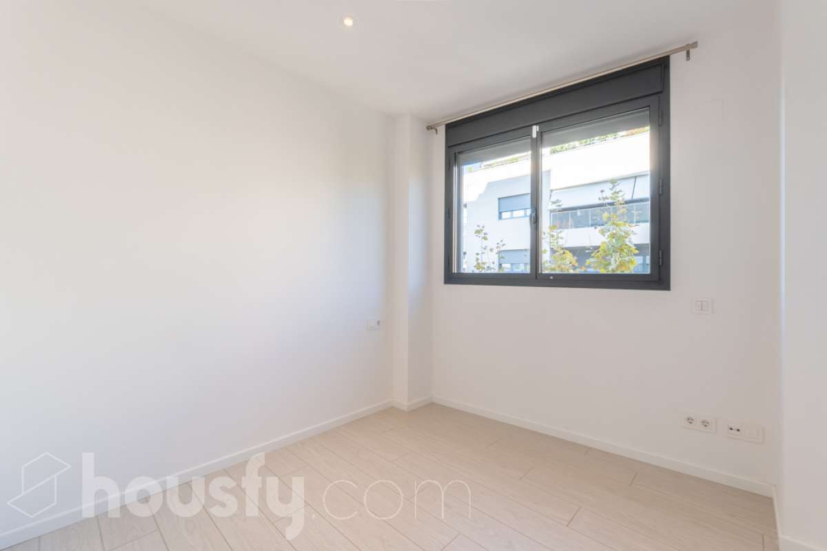 Housfy vende exclusiva vivienda en el Nou Eixample de Mar, a dos minutos de la playa de Ribes Roges Descubre esta magnífica vivienda construida en 2022, situada en el Nou Eixample de Mar, una de las zonas más nuevas y exclusivas de Vilanova i la Geltrú, a tan solo dos minutos de la playa de Ribes Roges. Ubicada en una tercera planta, la vivienda es totalmente exterior, lo que proporciona una excelente luminosidad y una agradable sensación de amplitud en todas sus estancias. La distribución está pensada para disfrutar del máximo confort, con tres habitaciones, dos baños completos, uno de ellos en suite en el dormitorio principal, y una moderna cocina equipada, integrada en un espacio funcional y acogedor junto al salón-comedor, ideal para compartir momentos en familia o con amigos. Para garantizar el máximo confort durante todo el año, la vivienda dispone de sistema de climatización por conductos, con aire acondicionado y calefacción (frío y calor), así como de un sistema de ventilación que favorece la renovación continua del aire interior, ayuda a controlar la humedad y contribuye a mantener un ambiente saludable y confortable. Además, cuenta con certificación energética A, que acredita su elevada eficiencia energética. La propiedad incluye plaza de aparcamiento para coche, plaza para moto y trastero en la misma finca, aportando comodidad y espacio de almacenamiento adicional. Su ubicación privilegiada permite disfrutar de la proximidad de la playa, de los espacios abiertos y de un entorno residencial moderno y tranquilo, con todos los atractivos de vivir cerca del mar. Una oportunidad ideal para quienes buscan una vivienda moderna, luminosa y eficiente, con todas las comodidades, aparcamiento y trastero, a pocos pasos de la playa de Ribes Roges. Aviso legal El precio de venta no incluye gastos de la compraventa como notaría, registro, impuestos, ni tampoco honorarios agencia. Esta publicación no es vinculante. Consulta siempre la nota simple con Housfy antes de formalizar la compraventa. Sobre nosotros Housfy es la plataforma integral de servicios inmobiliarios. Nuestra combinación de expertos y tecnología pone al alcance de todo el mundo servicios cómodos, claros y seguros. AICAT número: 7922. Nos encargamos de la gestión y asesoramiento de la compra. Olvídate de todo. Hacemos los trámites por ti. Y, si además necesitas financiación, ponemos a tu disposición un bróker hipotecario para ayudarte a conseguir las mejores condiciones para tu perfil económico. ¿Quieres visitarla? Contacta con Housfy y agenda tu visita sin compromiso. Más información en: housfy.com En cumplimiento de la Ley 8/2026 en Cataluña, el certificado de presencia o ausencia de amianto se encuentra en proceso de tramitación-12