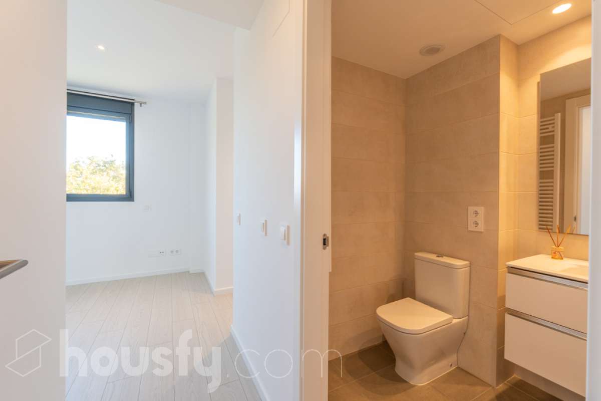 Housfy vende exclusiva vivienda en el Nou Eixample de Mar, a dos minutos de la playa de Ribes Roges Descubre esta magnífica vivienda construida en 2022, situada en el Nou Eixample de Mar, una de las zonas más nuevas y exclusivas de Vilanova i la Geltrú, a tan solo dos minutos de la playa de Ribes Roges. Ubicada en una tercera planta, la vivienda es totalmente exterior, lo que proporciona una excelente luminosidad y una agradable sensación de amplitud en todas sus estancias. La distribución está pensada para disfrutar del máximo confort, con tres habitaciones, dos baños completos, uno de ellos en suite en el dormitorio principal, y una moderna cocina equipada, integrada en un espacio funcional y acogedor junto al salón-comedor, ideal para compartir momentos en familia o con amigos. Para garantizar el máximo confort durante todo el año, la vivienda dispone de sistema de climatización por conductos, con aire acondicionado y calefacción (frío y calor), así como de un sistema de ventilación que favorece la renovación continua del aire interior, ayuda a controlar la humedad y contribuye a mantener un ambiente saludable y confortable. Además, cuenta con certificación energética A, que acredita su elevada eficiencia energética. La propiedad incluye plaza de aparcamiento para coche, plaza para moto y trastero en la misma finca, aportando comodidad y espacio de almacenamiento adicional. Su ubicación privilegiada permite disfrutar de la proximidad de la playa, de los espacios abiertos y de un entorno residencial moderno y tranquilo, con todos los atractivos de vivir cerca del mar. Una oportunidad ideal para quienes buscan una vivienda moderna, luminosa y eficiente, con todas las comodidades, aparcamiento y trastero, a pocos pasos de la playa de Ribes Roges. Aviso legal El precio de venta no incluye gastos de la compraventa como notaría, registro, impuestos, ni tampoco honorarios agencia. Esta publicación no es vinculante. Consulta siempre la nota simple con Housfy antes de formalizar la compraventa. Sobre nosotros Housfy es la plataforma integral de servicios inmobiliarios. Nuestra combinación de expertos y tecnología pone al alcance de todo el mundo servicios cómodos, claros y seguros. AICAT número: 7922. Nos encargamos de la gestión y asesoramiento de la compra. Olvídate de todo. Hacemos los trámites por ti. Y, si además necesitas financiación, ponemos a tu disposición un bróker hipotecario para ayudarte a conseguir las mejores condiciones para tu perfil económico. ¿Quieres visitarla? Contacta con Housfy y agenda tu visita sin compromiso. Más información en: housfy.com En cumplimiento de la Ley 8/2026 en Cataluña, el certificado de presencia o ausencia de amianto se encuentra en proceso de tramitación-21