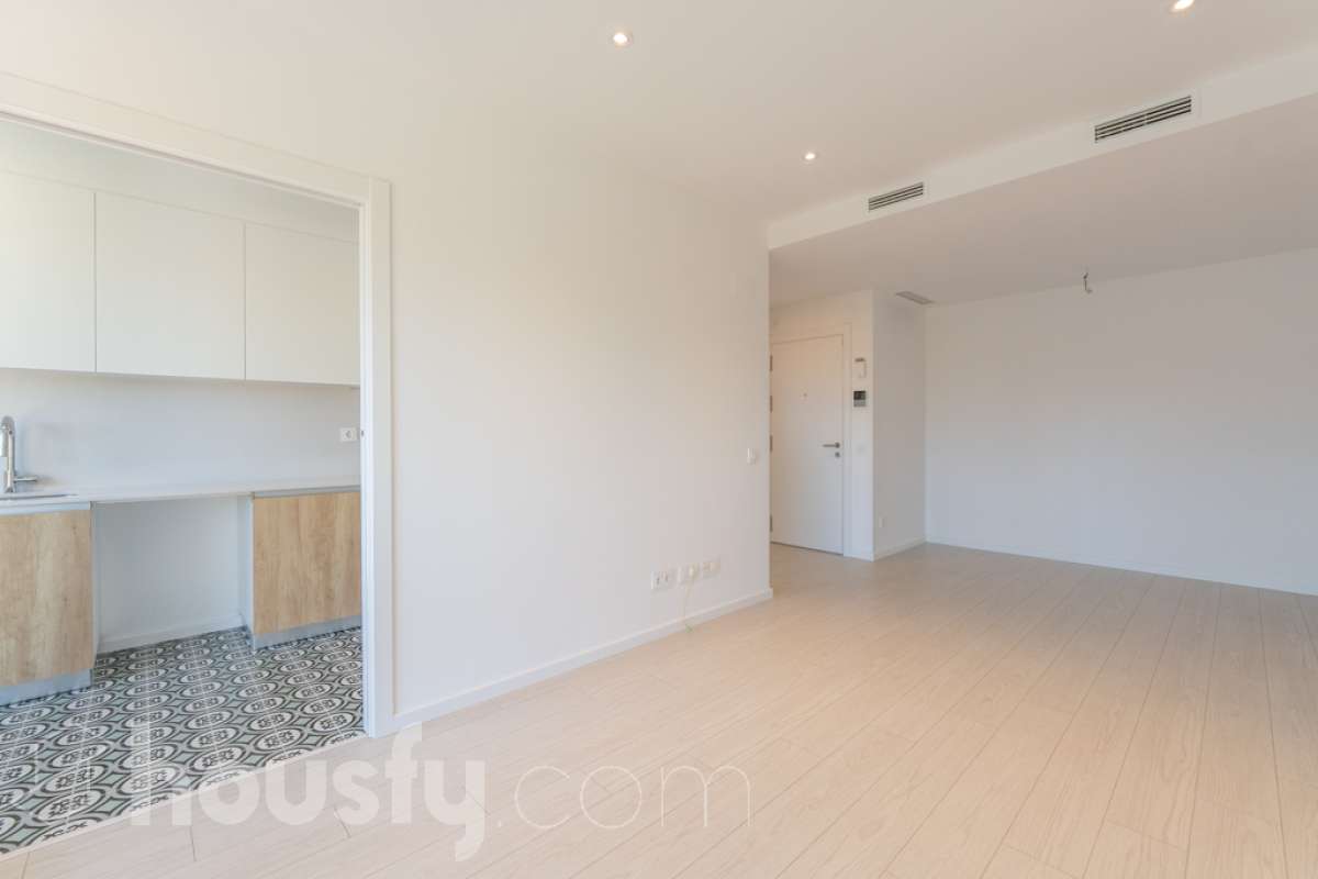 Housfy vende exclusiva vivienda en el Nou Eixample de Mar, a dos minutos de la playa de Ribes Roges Descubre esta magnífica vivienda construida en 2022, situada en el Nou Eixample de Mar, una de las zonas más nuevas y exclusivas de Vilanova i la Geltrú, a tan solo dos minutos de la playa de Ribes Roges. Ubicada en una tercera planta, la vivienda es totalmente exterior, lo que proporciona una excelente luminosidad y una agradable sensación de amplitud en todas sus estancias. La distribución está pensada para disfrutar del máximo confort, con tres habitaciones, dos baños completos, uno de ellos en suite en el dormitorio principal, y una moderna cocina equipada, integrada en un espacio funcional y acogedor junto al salón-comedor, ideal para compartir momentos en familia o con amigos. Para garantizar el máximo confort durante todo el año, la vivienda dispone de sistema de climatización por conductos, con aire acondicionado y calefacción (frío y calor), así como de un sistema de ventilación que favorece la renovación continua del aire interior, ayuda a controlar la humedad y contribuye a mantener un ambiente saludable y confortable. Además, cuenta con certificación energética A, que acredita su elevada eficiencia energética. La propiedad incluye plaza de aparcamiento para coche, plaza para moto y trastero en la misma finca, aportando comodidad y espacio de almacenamiento adicional. Su ubicación privilegiada permite disfrutar de la proximidad de la playa, de los espacios abiertos y de un entorno residencial moderno y tranquilo, con todos los atractivos de vivir cerca del mar. Una oportunidad ideal para quienes buscan una vivienda moderna, luminosa y eficiente, con todas las comodidades, aparcamiento y trastero, a pocos pasos de la playa de Ribes Roges. Aviso legal El precio de venta no incluye gastos de la compraventa como notaría, registro, impuestos, ni tampoco honorarios agencia. Esta publicación no es vinculante. Consulta siempre la nota simple con Housfy antes de formalizar la compraventa. Sobre nosotros Housfy es la plataforma integral de servicios inmobiliarios. Nuestra combinación de expertos y tecnología pone al alcance de todo el mundo servicios cómodos, claros y seguros. AICAT número: 7922. Nos encargamos de la gestión y asesoramiento de la compra. Olvídate de todo. Hacemos los trámites por ti. Y, si además necesitas financiación, ponemos a tu disposición un bróker hipotecario para ayudarte a conseguir las mejores condiciones para tu perfil económico. ¿Quieres visitarla? Contacta con Housfy y agenda tu visita sin compromiso. Más información en: housfy.com En cumplimiento de la Ley 8/2026 en Cataluña, el certificado de presencia o ausencia de amianto se encuentra en proceso de tramitación-5