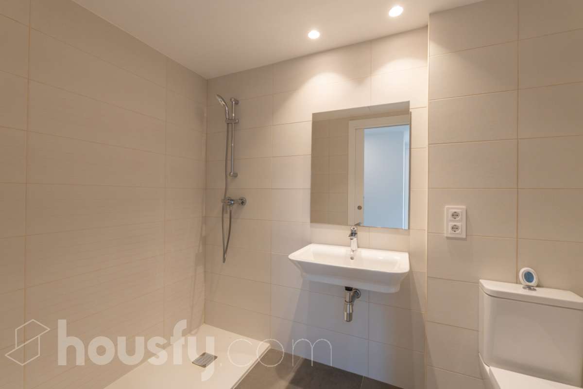 Housfy vende exclusiva vivienda en el Nou Eixample de Mar, a dos minutos de la playa de Ribes Roges Descubre esta magnífica vivienda construida en 2022, situada en el Nou Eixample de Mar, una de las zonas más nuevas y exclusivas de Vilanova i la Geltrú, a tan solo dos minutos de la playa de Ribes Roges. Ubicada en una tercera planta, la vivienda es totalmente exterior, lo que proporciona una excelente luminosidad y una agradable sensación de amplitud en todas sus estancias. La distribución está pensada para disfrutar del máximo confort, con tres habitaciones, dos baños completos, uno de ellos en suite en el dormitorio principal, y una moderna cocina equipada, integrada en un espacio funcional y acogedor junto al salón-comedor, ideal para compartir momentos en familia o con amigos. Para garantizar el máximo confort durante todo el año, la vivienda dispone de sistema de climatización por conductos, con aire acondicionado y calefacción (frío y calor), así como de un sistema de ventilación que favorece la renovación continua del aire interior, ayuda a controlar la humedad y contribuye a mantener un ambiente saludable y confortable. Además, cuenta con certificación energética A, que acredita su elevada eficiencia energética. La propiedad incluye plaza de aparcamiento para coche, plaza para moto y trastero en la misma finca, aportando comodidad y espacio de almacenamiento adicional. Su ubicación privilegiada permite disfrutar de la proximidad de la playa, de los espacios abiertos y de un entorno residencial moderno y tranquilo, con todos los atractivos de vivir cerca del mar. Una oportunidad ideal para quienes buscan una vivienda moderna, luminosa y eficiente, con todas las comodidades, aparcamiento y trastero, a pocos pasos de la playa de Ribes Roges. Aviso legal El precio de venta no incluye gastos de la compraventa como notaría, registro, impuestos, ni tampoco honorarios agencia. Esta publicación no es vinculante. Consulta siempre la nota simple con Housfy antes de formalizar la compraventa. Sobre nosotros Housfy es la plataforma integral de servicios inmobiliarios. Nuestra combinación de expertos y tecnología pone al alcance de todo el mundo servicios cómodos, claros y seguros. AICAT número: 7922. Nos encargamos de la gestión y asesoramiento de la compra. Olvídate de todo. Hacemos los trámites por ti. Y, si además necesitas financiación, ponemos a tu disposición un bróker hipotecario para ayudarte a conseguir las mejores condiciones para tu perfil económico. ¿Quieres visitarla? Contacta con Housfy y agenda tu visita sin compromiso. Más información en: housfy.com En cumplimiento de la Ley 8/2026 en Cataluña, el certificado de presencia o ausencia de amianto se encuentra en proceso de tramitación-28