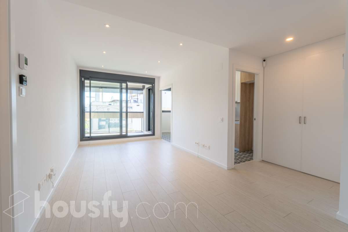 Housfy vende exclusiva vivienda en el Nou Eixample de Mar, a dos minutos de la playa de Ribes Roges Descubre esta magnífica vivienda construida en 2022, situada en el Nou Eixample de Mar, una de las zonas más nuevas y exclusivas de Vilanova i la Geltrú, a tan solo dos minutos de la playa de Ribes Roges. Ubicada en una tercera planta, la vivienda es totalmente exterior, lo que proporciona una excelente luminosidad y una agradable sensación de amplitud en todas sus estancias. La distribución está pensada para disfrutar del máximo confort, con tres habitaciones, dos baños completos, uno de ellos en suite en el dormitorio principal, y una moderna cocina equipada, integrada en un espacio funcional y acogedor junto al salón-comedor, ideal para compartir momentos en familia o con amigos. Para garantizar el máximo confort durante todo el año, la vivienda dispone de sistema de climatización por conductos, con aire acondicionado y calefacción (frío y calor), así como de un sistema de ventilación que favorece la renovación continua del aire interior, ayuda a controlar la humedad y contribuye a mantener un ambiente saludable y confortable. Además, cuenta con certificación energética A, que acredita su elevada eficiencia energética. La propiedad incluye plaza de aparcamiento para coche, plaza para moto y trastero en la misma finca, aportando comodidad y espacio de almacenamiento adicional. Su ubicación privilegiada permite disfrutar de la proximidad de la playa, de los espacios abiertos y de un entorno residencial moderno y tranquilo, con todos los atractivos de vivir cerca del mar. Una oportunidad ideal para quienes buscan una vivienda moderna, luminosa y eficiente, con todas las comodidades, aparcamiento y trastero, a pocos pasos de la playa de Ribes Roges. Aviso legal El precio de venta no incluye gastos de la compraventa como notaría, registro, impuestos, ni tampoco honorarios agencia. Esta publicación no es vinculante. Consulta siempre la nota simple con Housfy antes de formalizar la compraventa. Sobre nosotros Housfy es la plataforma integral de servicios inmobiliarios. Nuestra combinación de expertos y tecnología pone al alcance de todo el mundo servicios cómodos, claros y seguros. AICAT número: 7922. Nos encargamos de la gestión y asesoramiento de la compra. Olvídate de todo. Hacemos los trámites por ti. Y, si además necesitas financiación, ponemos a tu disposición un bróker hipotecario para ayudarte a conseguir las mejores condiciones para tu perfil económico. ¿Quieres visitarla? Contacta con Housfy y agenda tu visita sin compromiso. Más información en: housfy.com En cumplimiento de la Ley 8/2026 en Cataluña, el certificado de presencia o ausencia de amianto se encuentra en proceso de tramitación-8