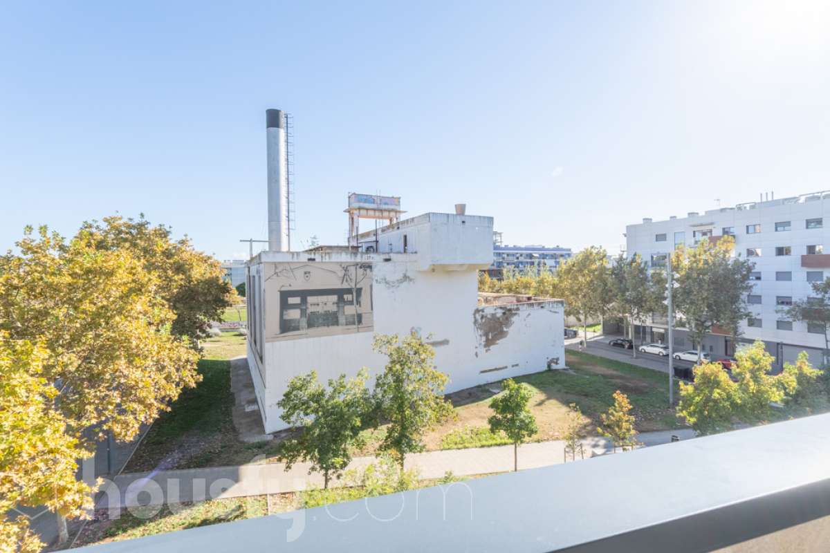 Housfy vende exclusiva vivienda en el Nou Eixample de Mar, a dos minutos de la playa de Ribes Roges Descubre esta magnífica vivienda construida en 2022, situada en el Nou Eixample de Mar, una de las zonas más nuevas y exclusivas de Vilanova i la Geltrú, a tan solo dos minutos de la playa de Ribes Roges. Ubicada en una tercera planta, la vivienda es totalmente exterior, lo que proporciona una excelente luminosidad y una agradable sensación de amplitud en todas sus estancias. La distribución está pensada para disfrutar del máximo confort, con tres habitaciones, dos baños completos, uno de ellos en suite en el dormitorio principal, y una moderna cocina equipada, integrada en un espacio funcional y acogedor junto al salón-comedor, ideal para compartir momentos en familia o con amigos. Para garantizar el máximo confort durante todo el año, la vivienda dispone de sistema de climatización por conductos, con aire acondicionado y calefacción (frío y calor), así como de un sistema de ventilación que favorece la renovación continua del aire interior, ayuda a controlar la humedad y contribuye a mantener un ambiente saludable y confortable. Además, cuenta con certificación energética A, que acredita su elevada eficiencia energética. La propiedad incluye plaza de aparcamiento para coche, plaza para moto y trastero en la misma finca, aportando comodidad y espacio de almacenamiento adicional. Su ubicación privilegiada permite disfrutar de la proximidad de la playa, de los espacios abiertos y de un entorno residencial moderno y tranquilo, con todos los atractivos de vivir cerca del mar. Una oportunidad ideal para quienes buscan una vivienda moderna, luminosa y eficiente, con todas las comodidades, aparcamiento y trastero, a pocos pasos de la playa de Ribes Roges. Aviso legal El precio de venta no incluye gastos de la compraventa como notaría, registro, impuestos, ni tampoco honorarios agencia. Esta publicación no es vinculante. Consulta siempre la nota simple con Housfy antes de formalizar la compraventa. Sobre nosotros Housfy es la plataforma integral de servicios inmobiliarios. Nuestra combinación de expertos y tecnología pone al alcance de todo el mundo servicios cómodos, claros y seguros. AICAT número: 7922. Nos encargamos de la gestión y asesoramiento de la compra. Olvídate de todo. Hacemos los trámites por ti. Y, si además necesitas financiación, ponemos a tu disposición un bróker hipotecario para ayudarte a conseguir las mejores condiciones para tu perfil económico. ¿Quieres visitarla? Contacta con Housfy y agenda tu visita sin compromiso. Más información en: housfy.com En cumplimiento de la Ley 8/2026 en Cataluña, el certificado de presencia o ausencia de amianto se encuentra en proceso de tramitación-31