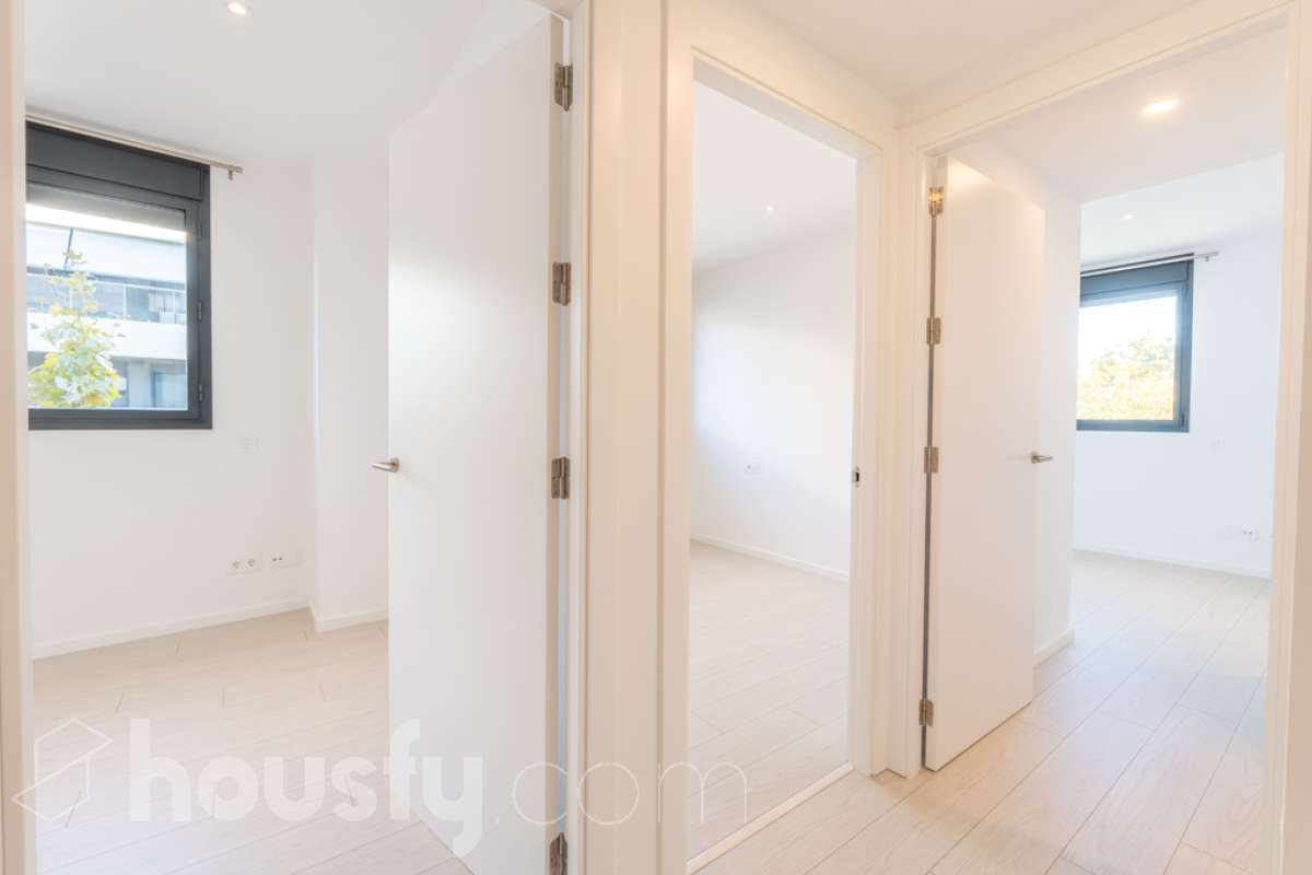 Housfy vende exclusiva vivienda en el Nou Eixample de Mar, a dos minutos de la playa de Ribes Roges Descubre esta magnífica vivienda construida en 2022, situada en el Nou Eixample de Mar, una de las zonas más nuevas y exclusivas de Vilanova i la Geltrú, a tan solo dos minutos de la playa de Ribes Roges. Ubicada en una tercera planta, la vivienda es totalmente exterior, lo que proporciona una excelente luminosidad y una agradable sensación de amplitud en todas sus estancias. La distribución está pensada para disfrutar del máximo confort, con tres habitaciones, dos baños completos, uno de ellos en suite en el dormitorio principal, y una moderna cocina equipada, integrada en un espacio funcional y acogedor junto al salón-comedor, ideal para compartir momentos en familia o con amigos. Para garantizar el máximo confort durante todo el año, la vivienda dispone de sistema de climatización por conductos, con aire acondicionado y calefacción (frío y calor), así como de un sistema de ventilación que favorece la renovación continua del aire interior, ayuda a controlar la humedad y contribuye a mantener un ambiente saludable y confortable. Además, cuenta con certificación energética A, que acredita su elevada eficiencia energética. La propiedad incluye plaza de aparcamiento para coche, plaza para moto y trastero en la misma finca, aportando comodidad y espacio de almacenamiento adicional. Su ubicación privilegiada permite disfrutar de la proximidad de la playa, de los espacios abiertos y de un entorno residencial moderno y tranquilo, con todos los atractivos de vivir cerca del mar. Una oportunidad ideal para quienes buscan una vivienda moderna, luminosa y eficiente, con todas las comodidades, aparcamiento y trastero, a pocos pasos de la playa de Ribes Roges. Aviso legal El precio de venta no incluye gastos de la compraventa como notaría, registro, impuestos, ni tampoco honorarios agencia. Esta publicación no es vinculante. Consulta siempre la nota simple con Housfy antes de formalizar la compraventa. Sobre nosotros Housfy es la plataforma integral de servicios inmobiliarios. Nuestra combinación de expertos y tecnología pone al alcance de todo el mundo servicios cómodos, claros y seguros. AICAT número: 7922. Nos encargamos de la gestión y asesoramiento de la compra. Olvídate de todo. Hacemos los trámites por ti. Y, si además necesitas financiación, ponemos a tu disposición un bróker hipotecario para ayudarte a conseguir las mejores condiciones para tu perfil económico. ¿Quieres visitarla? Contacta con Housfy y agenda tu visita sin compromiso. Más información en: housfy.com En cumplimiento de la Ley 8/2026 en Cataluña, el certificado de presencia o ausencia de amianto se encuentra en proceso de tramitación-26