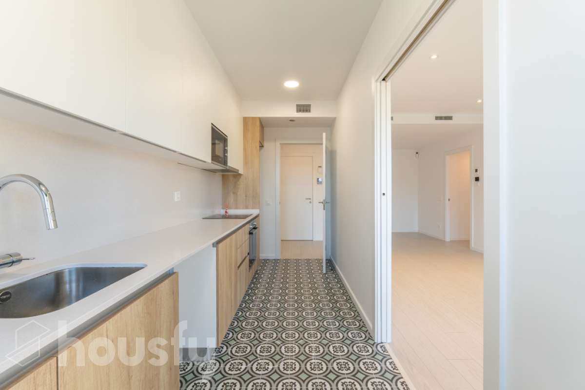 Housfy vende exclusiva vivienda en el Nou Eixample de Mar, a dos minutos de la playa de Ribes Roges Descubre esta magnífica vivienda construida en 2022, situada en el Nou Eixample de Mar, una de las zonas más nuevas y exclusivas de Vilanova i la Geltrú, a tan solo dos minutos de la playa de Ribes Roges. Ubicada en una tercera planta, la vivienda es totalmente exterior, lo que proporciona una excelente luminosidad y una agradable sensación de amplitud en todas sus estancias. La distribución está pensada para disfrutar del máximo confort, con tres habitaciones, dos baños completos, uno de ellos en suite en el dormitorio principal, y una moderna cocina equipada, integrada en un espacio funcional y acogedor junto al salón-comedor, ideal para compartir momentos en familia o con amigos. Para garantizar el máximo confort durante todo el año, la vivienda dispone de sistema de climatización por conductos, con aire acondicionado y calefacción (frío y calor), así como de un sistema de ventilación que favorece la renovación continua del aire interior, ayuda a controlar la humedad y contribuye a mantener un ambiente saludable y confortable. Además, cuenta con certificación energética A, que acredita su elevada eficiencia energética. La propiedad incluye plaza de aparcamiento para coche, plaza para moto y trastero en la misma finca, aportando comodidad y espacio de almacenamiento adicional. Su ubicación privilegiada permite disfrutar de la proximidad de la playa, de los espacios abiertos y de un entorno residencial moderno y tranquilo, con todos los atractivos de vivir cerca del mar. Una oportunidad ideal para quienes buscan una vivienda moderna, luminosa y eficiente, con todas las comodidades, aparcamiento y trastero, a pocos pasos de la playa de Ribes Roges. Aviso legal El precio de venta no incluye gastos de la compraventa como notaría, registro, impuestos, ni tampoco honorarios agencia. Esta publicación no es vinculante. Consulta siempre la nota simple con Housfy antes de formalizar la compraventa. Sobre nosotros Housfy es la plataforma integral de servicios inmobiliarios. Nuestra combinación de expertos y tecnología pone al alcance de todo el mundo servicios cómodos, claros y seguros. AICAT número: 7922. Nos encargamos de la gestión y asesoramiento de la compra. Olvídate de todo. Hacemos los trámites por ti. Y, si además necesitas financiación, ponemos a tu disposición un bróker hipotecario para ayudarte a conseguir las mejores condiciones para tu perfil económico. ¿Quieres visitarla? Contacta con Housfy y agenda tu visita sin compromiso. Más información en: housfy.com En cumplimiento de la Ley 8/2026 en Cataluña, el certificado de presencia o ausencia de amianto se encuentra en proceso de tramitación-4
