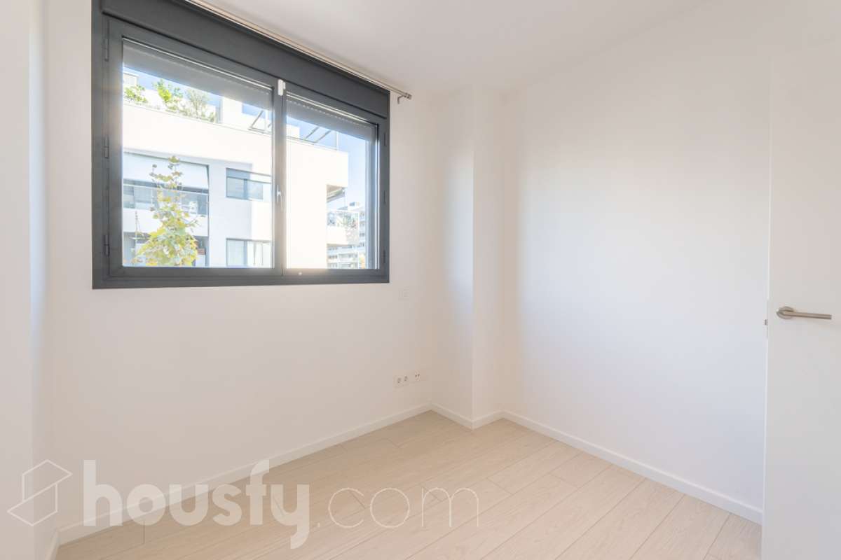 Housfy vende exclusiva vivienda en el Nou Eixample de Mar, a dos minutos de la playa de Ribes Roges Descubre esta magnífica vivienda construida en 2022, situada en el Nou Eixample de Mar, una de las zonas más nuevas y exclusivas de Vilanova i la Geltrú, a tan solo dos minutos de la playa de Ribes Roges. Ubicada en una tercera planta, la vivienda es totalmente exterior, lo que proporciona una excelente luminosidad y una agradable sensación de amplitud en todas sus estancias. La distribución está pensada para disfrutar del máximo confort, con tres habitaciones, dos baños completos, uno de ellos en suite en el dormitorio principal, y una moderna cocina equipada, integrada en un espacio funcional y acogedor junto al salón-comedor, ideal para compartir momentos en familia o con amigos. Para garantizar el máximo confort durante todo el año, la vivienda dispone de sistema de climatización por conductos, con aire acondicionado y calefacción (frío y calor), así como de un sistema de ventilación que favorece la renovación continua del aire interior, ayuda a controlar la humedad y contribuye a mantener un ambiente saludable y confortable. Además, cuenta con certificación energética A, que acredita su elevada eficiencia energética. La propiedad incluye plaza de aparcamiento para coche, plaza para moto y trastero en la misma finca, aportando comodidad y espacio de almacenamiento adicional. Su ubicación privilegiada permite disfrutar de la proximidad de la playa, de los espacios abiertos y de un entorno residencial moderno y tranquilo, con todos los atractivos de vivir cerca del mar. Una oportunidad ideal para quienes buscan una vivienda moderna, luminosa y eficiente, con todas las comodidades, aparcamiento y trastero, a pocos pasos de la playa de Ribes Roges. Aviso legal El precio de venta no incluye gastos de la compraventa como notaría, registro, impuestos, ni tampoco honorarios agencia. Esta publicación no es vinculante. Consulta siempre la nota simple con Housfy antes de formalizar la compraventa. Sobre nosotros Housfy es la plataforma integral de servicios inmobiliarios. Nuestra combinación de expertos y tecnología pone al alcance de todo el mundo servicios cómodos, claros y seguros. AICAT número: 7922. Nos encargamos de la gestión y asesoramiento de la compra. Olvídate de todo. Hacemos los trámites por ti. Y, si además necesitas financiación, ponemos a tu disposición un bróker hipotecario para ayudarte a conseguir las mejores condiciones para tu perfil económico. ¿Quieres visitarla? Contacta con Housfy y agenda tu visita sin compromiso. Más información en: housfy.com En cumplimiento de la Ley 8/2026 en Cataluña, el certificado de presencia o ausencia de amianto se encuentra en proceso de tramitación-13