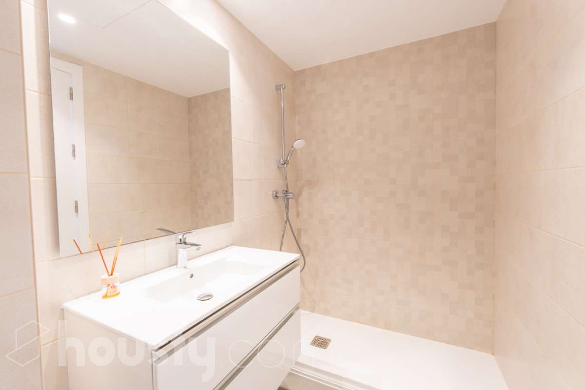 Housfy vende exclusiva vivienda en el Nou Eixample de Mar, a dos minutos de la playa de Ribes Roges Descubre esta magnífica vivienda construida en 2022, situada en el Nou Eixample de Mar, una de las zonas más nuevas y exclusivas de Vilanova i la Geltrú, a tan solo dos minutos de la playa de Ribes Roges. Ubicada en una tercera planta, la vivienda es totalmente exterior, lo que proporciona una excelente luminosidad y una agradable sensación de amplitud en todas sus estancias. La distribución está pensada para disfrutar del máximo confort, con tres habitaciones, dos baños completos, uno de ellos en suite en el dormitorio principal, y una moderna cocina equipada, integrada en un espacio funcional y acogedor junto al salón-comedor, ideal para compartir momentos en familia o con amigos. Para garantizar el máximo confort durante todo el año, la vivienda dispone de sistema de climatización por conductos, con aire acondicionado y calefacción (frío y calor), así como de un sistema de ventilación que favorece la renovación continua del aire interior, ayuda a controlar la humedad y contribuye a mantener un ambiente saludable y confortable. Además, cuenta con certificación energética A, que acredita su elevada eficiencia energética. La propiedad incluye plaza de aparcamiento para coche, plaza para moto y trastero en la misma finca, aportando comodidad y espacio de almacenamiento adicional. Su ubicación privilegiada permite disfrutar de la proximidad de la playa, de los espacios abiertos y de un entorno residencial moderno y tranquilo, con todos los atractivos de vivir cerca del mar. Una oportunidad ideal para quienes buscan una vivienda moderna, luminosa y eficiente, con todas las comodidades, aparcamiento y trastero, a pocos pasos de la playa de Ribes Roges. Aviso legal El precio de venta no incluye gastos de la compraventa como notaría, registro, impuestos, ni tampoco honorarios agencia. Esta publicación no es vinculante. Consulta siempre la nota simple con Housfy antes de formalizar la compraventa. Sobre nosotros Housfy es la plataforma integral de servicios inmobiliarios. Nuestra combinación de expertos y tecnología pone al alcance de todo el mundo servicios cómodos, claros y seguros. AICAT número: 7922. Nos encargamos de la gestión y asesoramiento de la compra. Olvídate de todo. Hacemos los trámites por ti. Y, si además necesitas financiación, ponemos a tu disposición un bróker hipotecario para ayudarte a conseguir las mejores condiciones para tu perfil económico. ¿Quieres visitarla? Contacta con Housfy y agenda tu visita sin compromiso. Más información en: housfy.com En cumplimiento de la Ley 8/2026 en Cataluña, el certificado de presencia o ausencia de amianto se encuentra en proceso de tramitación-23