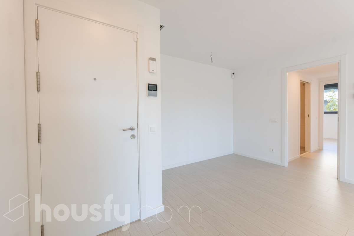 Housfy vende exclusiva vivienda en el Nou Eixample de Mar, a dos minutos de la playa de Ribes Roges Descubre esta magnífica vivienda construida en 2022, situada en el Nou Eixample de Mar, una de las zonas más nuevas y exclusivas de Vilanova i la Geltrú, a tan solo dos minutos de la playa de Ribes Roges. Ubicada en una tercera planta, la vivienda es totalmente exterior, lo que proporciona una excelente luminosidad y una agradable sensación de amplitud en todas sus estancias. La distribución está pensada para disfrutar del máximo confort, con tres habitaciones, dos baños completos, uno de ellos en suite en el dormitorio principal, y una moderna cocina equipada, integrada en un espacio funcional y acogedor junto al salón-comedor, ideal para compartir momentos en familia o con amigos. Para garantizar el máximo confort durante todo el año, la vivienda dispone de sistema de climatización por conductos, con aire acondicionado y calefacción (frío y calor), así como de un sistema de ventilación que favorece la renovación continua del aire interior, ayuda a controlar la humedad y contribuye a mantener un ambiente saludable y confortable. Además, cuenta con certificación energética A, que acredita su elevada eficiencia energética. La propiedad incluye plaza de aparcamiento para coche, plaza para moto y trastero en la misma finca, aportando comodidad y espacio de almacenamiento adicional. Su ubicación privilegiada permite disfrutar de la proximidad de la playa, de los espacios abiertos y de un entorno residencial moderno y tranquilo, con todos los atractivos de vivir cerca del mar. Una oportunidad ideal para quienes buscan una vivienda moderna, luminosa y eficiente, con todas las comodidades, aparcamiento y trastero, a pocos pasos de la playa de Ribes Roges. Aviso legal El precio de venta no incluye gastos de la compraventa como notaría, registro, impuestos, ni tampoco honorarios agencia. Esta publicación no es vinculante. Consulta siempre la nota simple con Housfy antes de formalizar la compraventa. Sobre nosotros Housfy es la plataforma integral de servicios inmobiliarios. Nuestra combinación de expertos y tecnología pone al alcance de todo el mundo servicios cómodos, claros y seguros. AICAT número: 7922. Nos encargamos de la gestión y asesoramiento de la compra. Olvídate de todo. Hacemos los trámites por ti. Y, si además necesitas financiación, ponemos a tu disposición un bróker hipotecario para ayudarte a conseguir las mejores condiciones para tu perfil económico. ¿Quieres visitarla? Contacta con Housfy y agenda tu visita sin compromiso. Más información en: housfy.com En cumplimiento de la Ley 8/2026 en Cataluña, el certificado de presencia o ausencia de amianto se encuentra en proceso de tramitación-29