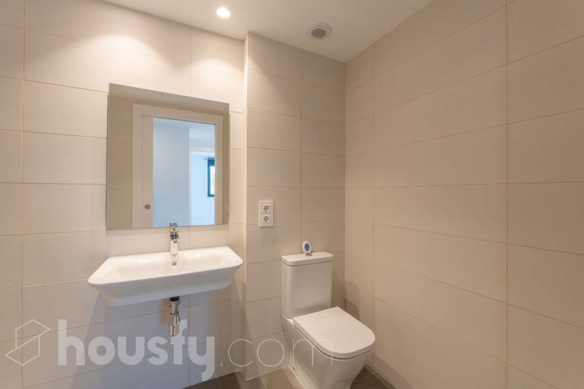 Housfy vende exclusiva vivienda en el Nou Eixample de Mar, a dos minutos de la playa de Ribes Roges Descubre esta magnífica vivienda construida en 2022, situada en el Nou Eixample de Mar, una de las zonas más nuevas y exclusivas de Vilanova i la Geltrú, a tan solo dos minutos de la playa de Ribes Roges. Ubicada en una tercera planta, la vivienda es totalmente exterior, lo que proporciona una excelente luminosidad y una agradable sensación de amplitud en todas sus estancias. La distribución está pensada para disfrutar del máximo confort, con tres habitaciones, dos baños completos, uno de ellos en suite en el dormitorio principal, y una moderna cocina equipada, integrada en un espacio funcional y acogedor junto al salón-comedor, ideal para compartir momentos en familia o con amigos. Para garantizar el máximo confort durante todo el año, la vivienda dispone de sistema de climatización por conductos, con aire acondicionado y calefacción (frío y calor), así como de un sistema de ventilación que favorece la renovación continua del aire interior, ayuda a controlar la humedad y contribuye a mantener un ambiente saludable y confortable. Además, cuenta con certificación energética A, que acredita su elevada eficiencia energética. La propiedad incluye plaza de aparcamiento para coche, plaza para moto y trastero en la misma finca, aportando comodidad y espacio de almacenamiento adicional. Su ubicación privilegiada permite disfrutar de la proximidad de la playa, de los espacios abiertos y de un entorno residencial moderno y tranquilo, con todos los atractivos de vivir cerca del mar. Una oportunidad ideal para quienes buscan una vivienda moderna, luminosa y eficiente, con todas las comodidades, aparcamiento y trastero, a pocos pasos de la playa de Ribes Roges. Aviso legal El precio de venta no incluye gastos de la compraventa como notaría, registro, impuestos, ni tampoco honorarios agencia. Esta publicación no es vinculante. Consulta siempre la nota simple con Housfy antes de formalizar la compraventa. Sobre nosotros Housfy es la plataforma integral de servicios inmobiliarios. Nuestra combinación de expertos y tecnología pone al alcance de todo el mundo servicios cómodos, claros y seguros. AICAT número: 7922. Nos encargamos de la gestión y asesoramiento de la compra. Olvídate de todo. Hacemos los trámites por ti. Y, si además necesitas financiación, ponemos a tu disposición un bróker hipotecario para ayudarte a conseguir las mejores condiciones para tu perfil económico. ¿Quieres visitarla? Contacta con Housfy y agenda tu visita sin compromiso. Más información en: housfy.com En cumplimiento de la Ley 8/2026 en Cataluña, el certificado de presencia o ausencia de amianto se encuentra en proceso de tramitación-27