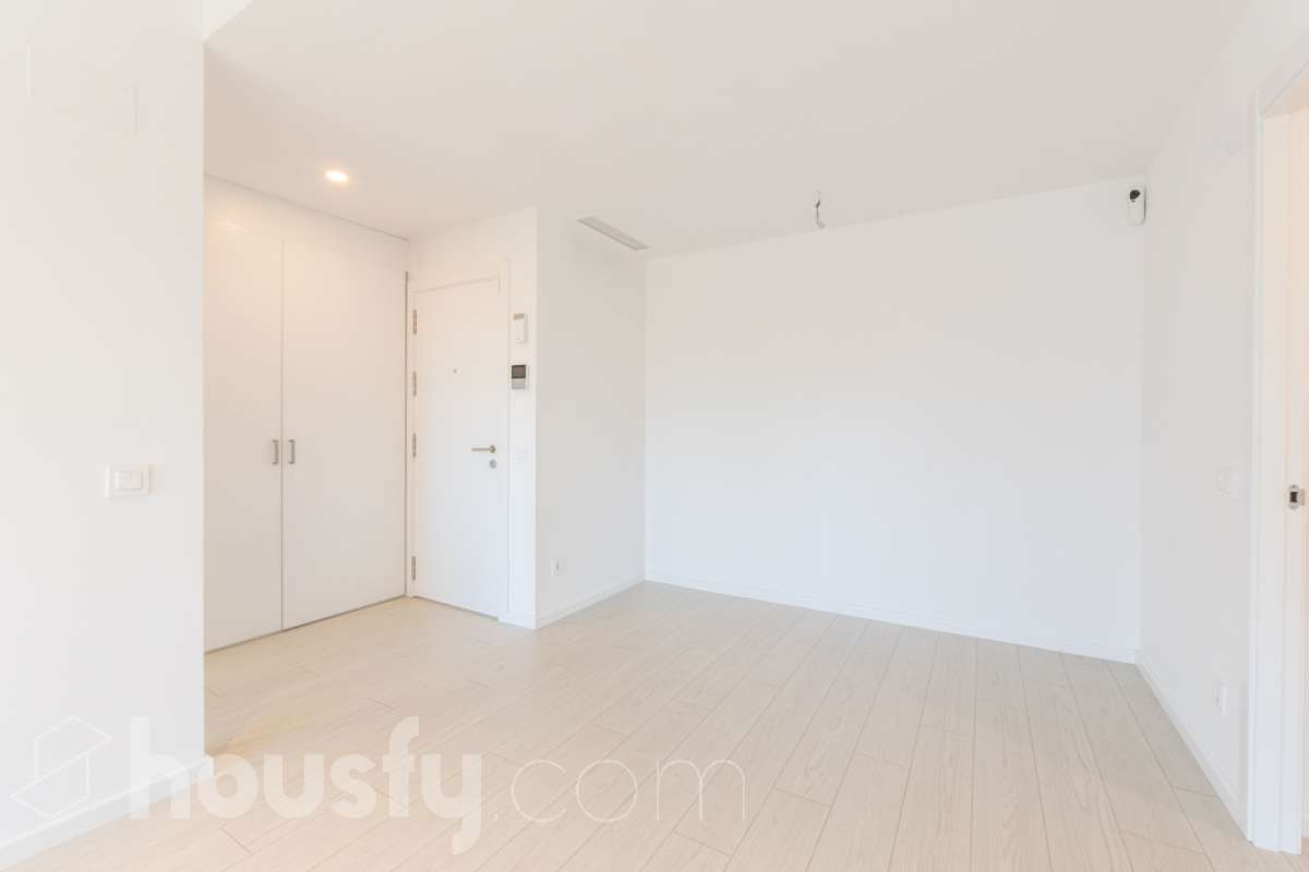 Housfy vende exclusiva vivienda en el Nou Eixample de Mar, a dos minutos de la playa de Ribes Roges Descubre esta magnífica vivienda construida en 2022, situada en el Nou Eixample de Mar, una de las zonas más nuevas y exclusivas de Vilanova i la Geltrú, a tan solo dos minutos de la playa de Ribes Roges. Ubicada en una tercera planta, la vivienda es totalmente exterior, lo que proporciona una excelente luminosidad y una agradable sensación de amplitud en todas sus estancias. La distribución está pensada para disfrutar del máximo confort, con tres habitaciones, dos baños completos, uno de ellos en suite en el dormitorio principal, y una moderna cocina equipada, integrada en un espacio funcional y acogedor junto al salón-comedor, ideal para compartir momentos en familia o con amigos. Para garantizar el máximo confort durante todo el año, la vivienda dispone de sistema de climatización por conductos, con aire acondicionado y calefacción (frío y calor), así como de un sistema de ventilación que favorece la renovación continua del aire interior, ayuda a controlar la humedad y contribuye a mantener un ambiente saludable y confortable. Además, cuenta con certificación energética A, que acredita su elevada eficiencia energética. La propiedad incluye plaza de aparcamiento para coche, plaza para moto y trastero en la misma finca, aportando comodidad y espacio de almacenamiento adicional. Su ubicación privilegiada permite disfrutar de la proximidad de la playa, de los espacios abiertos y de un entorno residencial moderno y tranquilo, con todos los atractivos de vivir cerca del mar. Una oportunidad ideal para quienes buscan una vivienda moderna, luminosa y eficiente, con todas las comodidades, aparcamiento y trastero, a pocos pasos de la playa de Ribes Roges. Aviso legal El precio de venta no incluye gastos de la compraventa como notaría, registro, impuestos, ni tampoco honorarios agencia. Esta publicación no es vinculante. Consulta siempre la nota simple con Housfy antes de formalizar la compraventa. Sobre nosotros Housfy es la plataforma integral de servicios inmobiliarios. Nuestra combinación de expertos y tecnología pone al alcance de todo el mundo servicios cómodos, claros y seguros. AICAT número: 7922. Nos encargamos de la gestión y asesoramiento de la compra. Olvídate de todo. Hacemos los trámites por ti. Y, si además necesitas financiación, ponemos a tu disposición un bróker hipotecario para ayudarte a conseguir las mejores condiciones para tu perfil económico. ¿Quieres visitarla? Contacta con Housfy y agenda tu visita sin compromiso. Más información en: housfy.com En cumplimiento de la Ley 8/2026 en Cataluña, el certificado de presencia o ausencia de amianto se encuentra en proceso de tramitación-9