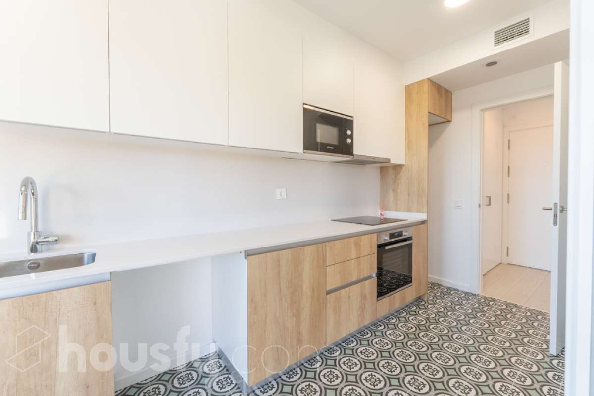 Housfy vende exclusiva vivienda en el Nou Eixample de Mar, a dos minutos de la playa de Ribes Roges Descubre esta magnífica vivienda construida en 2022, situada en el Nou Eixample de Mar, una de las zonas más nuevas y exclusivas de Vilanova i la Geltrú, a tan solo dos minutos de la playa de Ribes Roges. Ubicada en una tercera planta, la vivienda es totalmente exterior, lo que proporciona una excelente luminosidad y una agradable sensación de amplitud en todas sus estancias. La distribución está pensada para disfrutar del máximo confort, con tres habitaciones, dos baños completos, uno de ellos en suite en el dormitorio principal, y una moderna cocina equipada, integrada en un espacio funcional y acogedor junto al salón-comedor, ideal para compartir momentos en familia o con amigos. Para garantizar el máximo confort durante todo el año, la vivienda dispone de sistema de climatización por conductos, con aire acondicionado y calefacción (frío y calor), así como de un sistema de ventilación que favorece la renovación continua del aire interior, ayuda a controlar la humedad y contribuye a mantener un ambiente saludable y confortable. Además, cuenta con certificación energética A, que acredita su elevada eficiencia energética. La propiedad incluye plaza de aparcamiento para coche, plaza para moto y trastero en la misma finca, aportando comodidad y espacio de almacenamiento adicional. Su ubicación privilegiada permite disfrutar de la proximidad de la playa, de los espacios abiertos y de un entorno residencial moderno y tranquilo, con todos los atractivos de vivir cerca del mar. Una oportunidad ideal para quienes buscan una vivienda moderna, luminosa y eficiente, con todas las comodidades, aparcamiento y trastero, a pocos pasos de la playa de Ribes Roges. Aviso legal El precio de venta no incluye gastos de la compraventa como notaría, registro, impuestos, ni tampoco honorarios agencia. Esta publicación no es vinculante. Consulta siempre la nota simple con Housfy antes de formalizar la compraventa. Sobre nosotros Housfy es la plataforma integral de servicios inmobiliarios. Nuestra combinación de expertos y tecnología pone al alcance de todo el mundo servicios cómodos, claros y seguros. AICAT número: 7922. Nos encargamos de la gestión y asesoramiento de la compra. Olvídate de todo. Hacemos los trámites por ti. Y, si además necesitas financiación, ponemos a tu disposición un bróker hipotecario para ayudarte a conseguir las mejores condiciones para tu perfil económico. ¿Quieres visitarla? Contacta con Housfy y agenda tu visita sin compromiso. Más información en: housfy.com En cumplimiento de la Ley 8/2026 en Cataluña, el certificado de presencia o ausencia de amianto se encuentra en proceso de tramitación-3