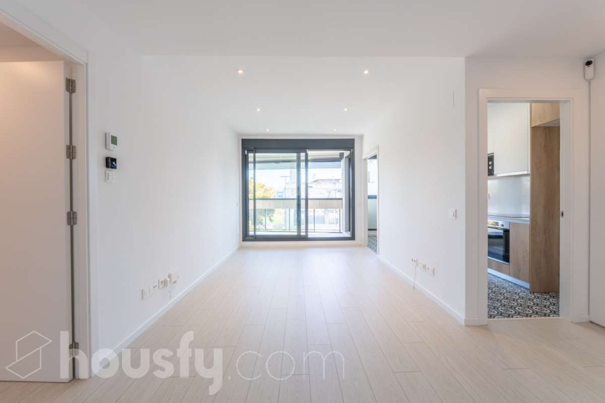 Housfy vende exclusiva vivienda en el Nou Eixample de Mar, a dos minutos de la playa de Ribes Roges Descubre esta magnífica vivienda construida en 2022, situada en el Nou Eixample de Mar, una de las zonas más nuevas y exclusivas de Vilanova i la Geltrú, a tan solo dos minutos de la playa de Ribes Roges. Ubicada en una tercera planta, la vivienda es totalmente exterior, lo que proporciona una excelente luminosidad y una agradable sensación de amplitud en todas sus estancias. La distribución está pensada para disfrutar del máximo confort, con tres habitaciones, dos baños completos, uno de ellos en suite en el dormitorio principal, y una moderna cocina equipada, integrada en un espacio funcional y acogedor junto al salón-comedor, ideal para compartir momentos en familia o con amigos. Para garantizar el máximo confort durante todo el año, la vivienda dispone de sistema de climatización por conductos, con aire acondicionado y calefacción (frío y calor), así como de un sistema de ventilación que favorece la renovación continua del aire interior, ayuda a controlar la humedad y contribuye a mantener un ambiente saludable y confortable. Además, cuenta con certificación energética A, que acredita su elevada eficiencia energética. La propiedad incluye plaza de aparcamiento para coche, plaza para moto y trastero en la misma finca, aportando comodidad y espacio de almacenamiento adicional. Su ubicación privilegiada permite disfrutar de la proximidad de la playa, de los espacios abiertos y de un entorno residencial moderno y tranquilo, con todos los atractivos de vivir cerca del mar. Una oportunidad ideal para quienes buscan una vivienda moderna, luminosa y eficiente, con todas las comodidades, aparcamiento y trastero, a pocos pasos de la playa de Ribes Roges. Aviso legal El precio de venta no incluye gastos de la compraventa como notaría, registro, impuestos, ni tampoco honorarios agencia. Esta publicación no es vinculante. Consulta siempre la nota simple con Housfy antes de formalizar la compraventa. Sobre nosotros Housfy es la plataforma integral de servicios inmobiliarios. Nuestra combinación de expertos y tecnología pone al alcance de todo el mundo servicios cómodos, claros y seguros. AICAT número: 7922. Nos encargamos de la gestión y asesoramiento de la compra. Olvídate de todo. Hacemos los trámites por ti. Y, si además necesitas financiación, ponemos a tu disposición un bróker hipotecario para ayudarte a conseguir las mejores condiciones para tu perfil económico. ¿Quieres visitarla? Contacta con Housfy y agenda tu visita sin compromiso. Más información en: housfy.com En cumplimiento de la Ley 8/2026 en Cataluña, el certificado de presencia o ausencia de amianto se encuentra en proceso de tramitación-2