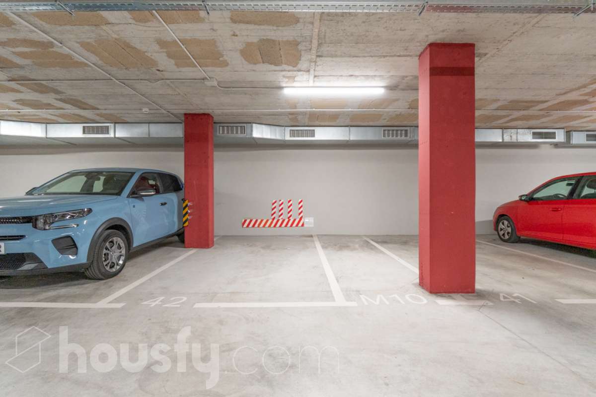 Housfy vende exclusiva vivienda en el Nou Eixample de Mar, a dos minutos de la playa de Ribes Roges Descubre esta magnífica vivienda construida en 2022, situada en el Nou Eixample de Mar, una de las zonas más nuevas y exclusivas de Vilanova i la Geltrú, a tan solo dos minutos de la playa de Ribes Roges. Ubicada en una tercera planta, la vivienda es totalmente exterior, lo que proporciona una excelente luminosidad y una agradable sensación de amplitud en todas sus estancias. La distribución está pensada para disfrutar del máximo confort, con tres habitaciones, dos baños completos, uno de ellos en suite en el dormitorio principal, y una moderna cocina equipada, integrada en un espacio funcional y acogedor junto al salón-comedor, ideal para compartir momentos en familia o con amigos. Para garantizar el máximo confort durante todo el año, la vivienda dispone de sistema de climatización por conductos, con aire acondicionado y calefacción (frío y calor), así como de un sistema de ventilación que favorece la renovación continua del aire interior, ayuda a controlar la humedad y contribuye a mantener un ambiente saludable y confortable. Además, cuenta con certificación energética A, que acredita su elevada eficiencia energética. La propiedad incluye plaza de aparcamiento para coche, plaza para moto y trastero en la misma finca, aportando comodidad y espacio de almacenamiento adicional. Su ubicación privilegiada permite disfrutar de la proximidad de la playa, de los espacios abiertos y de un entorno residencial moderno y tranquilo, con todos los atractivos de vivir cerca del mar. Una oportunidad ideal para quienes buscan una vivienda moderna, luminosa y eficiente, con todas las comodidades, aparcamiento y trastero, a pocos pasos de la playa de Ribes Roges. Aviso legal El precio de venta no incluye gastos de la compraventa como notaría, registro, impuestos, ni tampoco honorarios agencia. Esta publicación no es vinculante. Consulta siempre la nota simple con Housfy antes de formalizar la compraventa. Sobre nosotros Housfy es la plataforma integral de servicios inmobiliarios. Nuestra combinación de expertos y tecnología pone al alcance de todo el mundo servicios cómodos, claros y seguros. AICAT número: 7922. Nos encargamos de la gestión y asesoramiento de la compra. Olvídate de todo. Hacemos los trámites por ti. Y, si además necesitas financiación, ponemos a tu disposición un bróker hipotecario para ayudarte a conseguir las mejores condiciones para tu perfil económico. ¿Quieres visitarla? Contacta con Housfy y agenda tu visita sin compromiso. Más información en: housfy.com En cumplimiento de la Ley 8/2026 en Cataluña, el certificado de presencia o ausencia de amianto se encuentra en proceso de tramitación-34